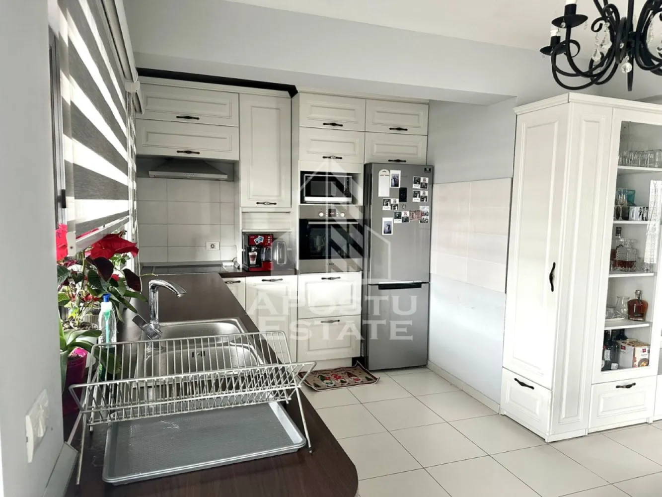 Casa individuala de vanzare cu 5 camere, P+M, zona Braytim, Timisoara - Agentia imobiliara APOSTU ESTATE va propune spre vanzare o casa individuala cu 5 camere, regim de inaltime P+M in judetul Timis, Timisoara, zona Braytim. 
Casa are o suprafata utila 175 mp si teren 226 mp. 
Confortul termic este realizat prin intermediul centralei proprii pe gaz si a aparatului de aer conditionat. 
Se vinde mobilata si utilata.
Agentia imobiliara Apostu Estate va ofera consultanta bancara gratuita prin intermediul colaboratorilor nostri pentru alegerea celui mai potrivit tip de credit, astfel incat tu sa devi noul proprietar al acestui apartament.
Va asteptam cu drag la o vizionare!
ID intern: CP2876193.