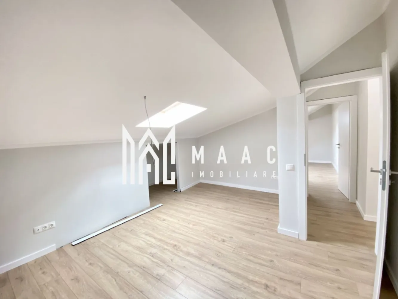 Apartament 4 camere | Balcon | 2 Bai | Parcare