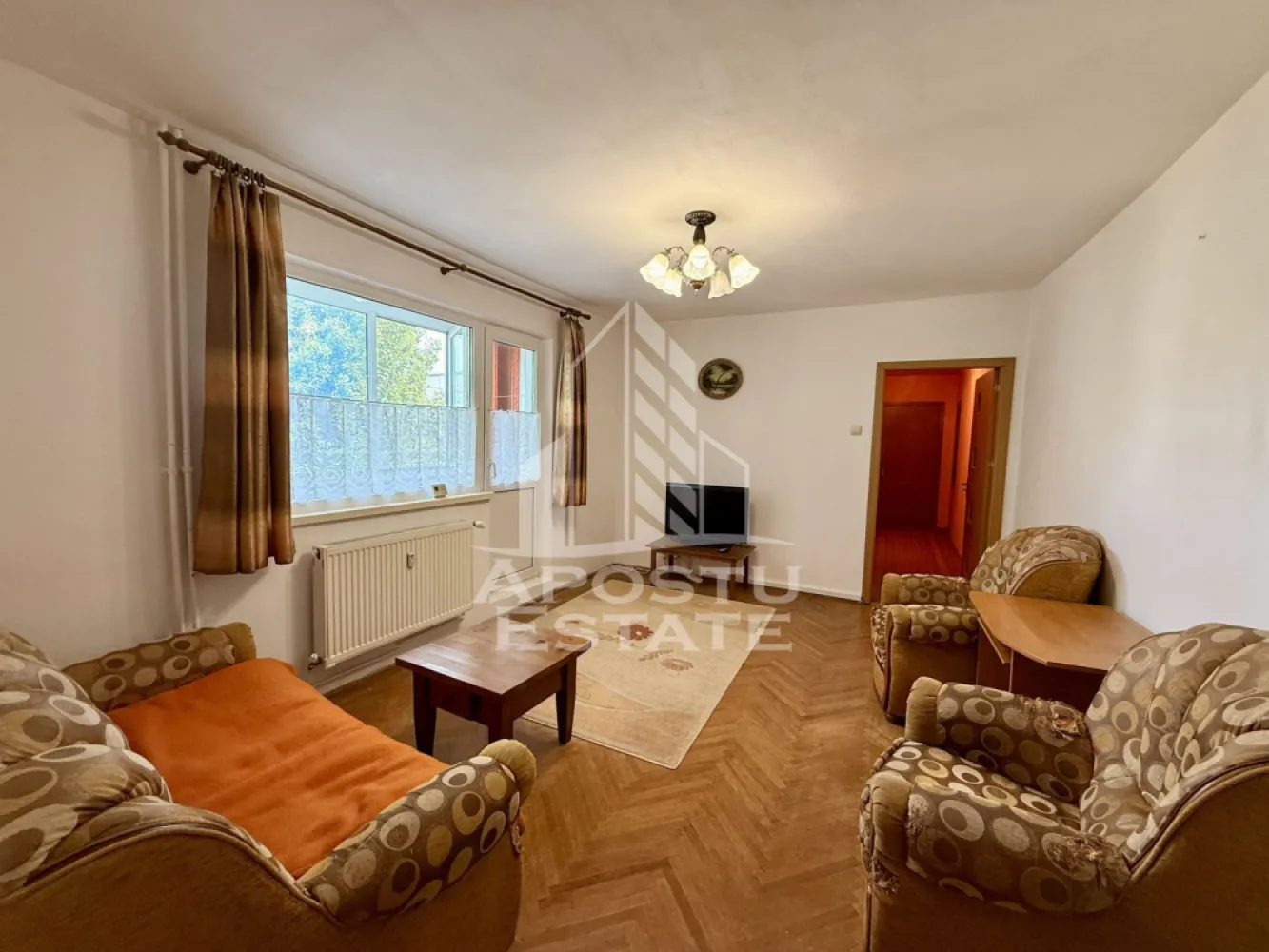 Apartament 3 camere de vanzare, zona Dacia, Timisoara - Agentia imobiliara APOSTU ESTATE va propune spre vanzare un apartament cu 3 camere, semidecomandat, etajul 2/4, situat in zona Dacia din Timisoara, judetul Timis.
Apartamentul este amplasat la etajul 2 al unui imobil cu 4 etaje, avem 4 apartamente pe etaj si are o suprafata utila de 65 mp plus balcon închis, de asemenea detine boxa înaltă pentru depozitare la subsol.
Confortul termic se realizeaza prin intermediul centralei proprii pe gaz cu sistem de incalzire prin calorifere.
Compartimentare:
- hol acces spatios
-bucatarie inchisa
-living cu iesire spre balcon inchis
-dormitor
-camera
- baie cu cada

Proprietatea se vinde cum se vede în imagini, necesita renovare si este o varianta ideala pentru familii, cuplu, investitie.
Vecinatati: Mijloace transport in comun la 4 min de mers pe jos, ,farmacii,banci la 3 minute de mers pe jos,Iulius Mall la 9 minute cu masina, Centrul orasului la 10 minute cu masina, Kaufland la 11 min de mers pe jos.

Agentia imobiliara Apostu Estate va ofera consultanta bancara gratuita prin intermediul colaboratorilor nostri pentru alegerea celui mai potrivit tip de credit, astfel incat tu sa devi noul proprietar al acestui apartament.

Va asteptam cu drag la o vizionare!

Id InternCP3197122
