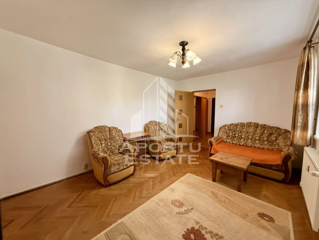 Apartament 3 camere de vanzare, zona Dacia, Timisoara - Agentia imobiliara APOSTU ESTATE va propune spre vanzare un apartament cu 3 camere, semidecomandat, etajul 2/4, situat in zona Dacia din Timisoara, judetul Timis.
Apartamentul este amplasat la etajul 2 al unui imobil cu 4 etaje, avem 4 apartamente pe etaj si are o suprafata utila de 65 mp plus balcon închis, de asemenea detine boxa înaltă pentru depozitare la subsol.
Confortul termic se realizeaza prin intermediul centralei proprii pe gaz cu sistem de incalzire prin calorifere.
Compartimentare:
- hol acces spatios
-bucatarie inchisa
-living cu iesire spre balcon inchis
-dormitor
-camera
- baie cu cada

Proprietatea se vinde cum se vede în imagini, necesita renovare si este o varianta ideala pentru familii, cuplu, investitie.
Vecinatati: Mijloace transport in comun la 4 min de mers pe jos, ,farmacii,banci la 3 minute de mers pe jos,Iulius Mall la 9 minute cu masina, Centrul orasului la 10 minute cu masina, Kaufland la 11 min de mers pe jos.

Agentia imobiliara Apostu Estate va ofera consultanta bancara gratuita prin intermediul colaboratorilor nostri pentru alegerea celui mai potrivit tip de credit, astfel incat tu sa devi noul proprietar al acestui apartament.

Va asteptam cu drag la o vizionare!

Id InternCP3197122