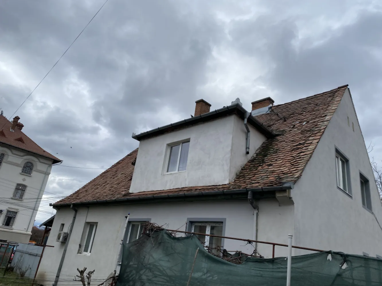 Vând garsonieră ( cameră , bucătărie ) - De vânzare cameră (22 m2) și bucătărie (6:5 m2) , etaj 1 (imobil cu 8 apartamente ) ,zona centrală în Mun. Sibiu , str Turismului . Dependințe: pivniță, pod, teren aferent 118 m2.&nbsp;