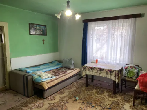 Vând garsonieră ( cameră , bucătărie )