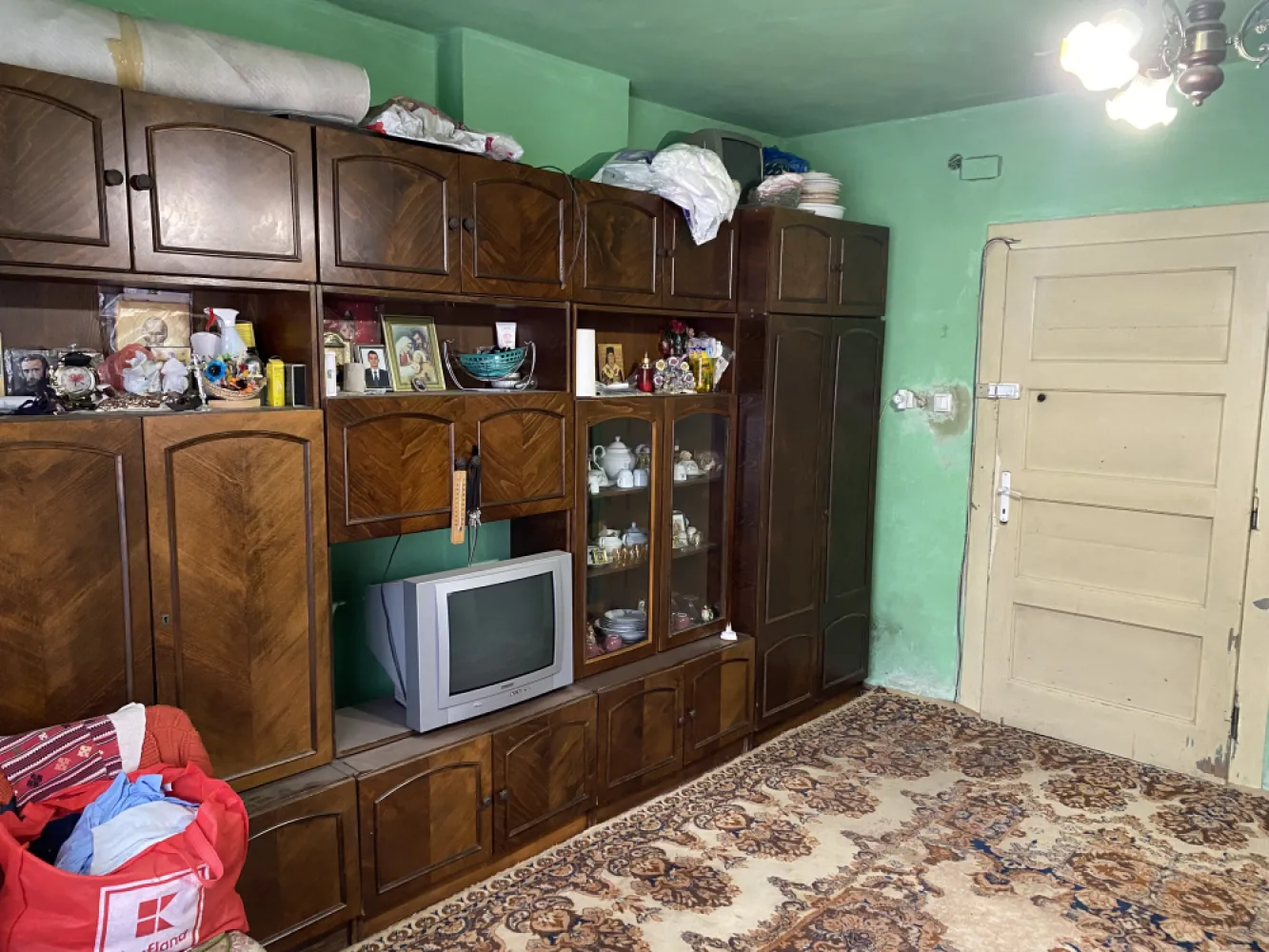 Vând garsonieră ( cameră , bucătărie ) - De vânzare cameră (22 m2) și bucătărie (6:5 m2) , etaj 1 (imobil cu 8 apartamente ) ,zona centrală în Mun. Sibiu , str Turismului . Dependințe: pivniță, pod, teren aferent 118 m2.&nbsp;