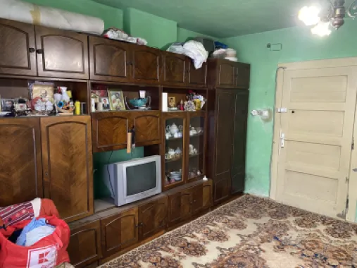 Vând garsonieră ( cameră , bucătărie )