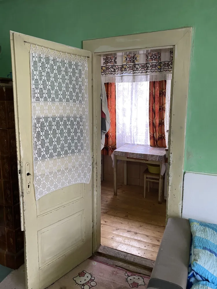 Vând garsonieră ( cameră , bucătărie )