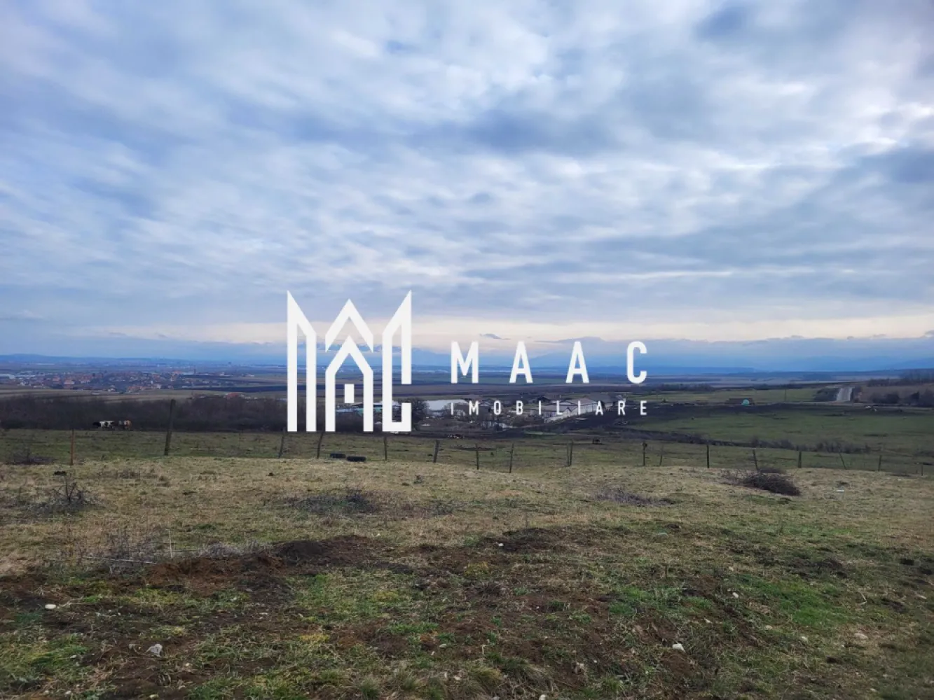 Teren | Intravilan | 582 MP | Autorizație și Proiect Avizat | Șura Mică - MAAC Imobiliare vă propune spre vânzare o parcelă de teren intravilan situată în Șura Mică, zona Dealul Viilor,aflată în plină dezvoltare, cu cabane deja construite în vecinătate și un cadru natural care oferă liniște și o panoramă deosebită,ideală pentru investiție. Suprafață și dimensiuni: - 582 mp Utilități: dispune de apă, curent și gaz. Drumul de acces este recent prelungit și amenajat cu beton. Investiție și viitor: Există un proiect depus pentru un parc fotovoltaic în zonă, ceea ce înseamnă că va exista un transformator propriu pe viitor. Documentație: Autorizație de construcție emisă încă din 2024 , valabilă până în 2027. Proiectul este inclus în Ettera și este pretabil pentru pensiune sau casă de vacanță, cu curte,un detaliu important raportat la zonă. Se poate achiziționa împreună cu o parcela de 600 mp pentru o suprafață mai mare. Ambele terenuri ar dispune de o suprafață generoasa de 1182 MP și o deschidere de 30-35 MP. Pentru mai multe detalii tehnice și vizionări contactați-ne și specificați codul proprietății ID: CP2933770. }}