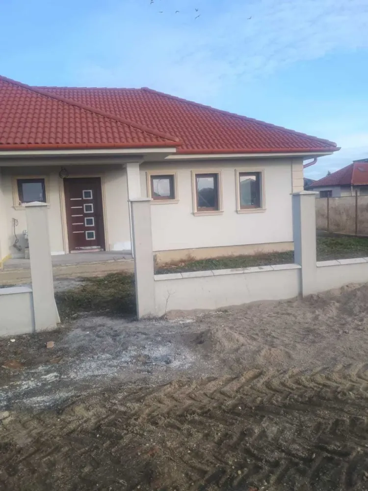 BRASADAS vinde casa semifinisata in zona Ispirescu. - Agentia Imobiliara BRASADAS vinde casa semifinisată în zona Petre Ispirescu. Teren 5.7 ari. Casa are 94 m2 utili plus terasă de 40 m2. Casa cuprinde 3 dormitoare, 2 băi, un living, bucătărie și o cămară. www.brasadas.com. }}