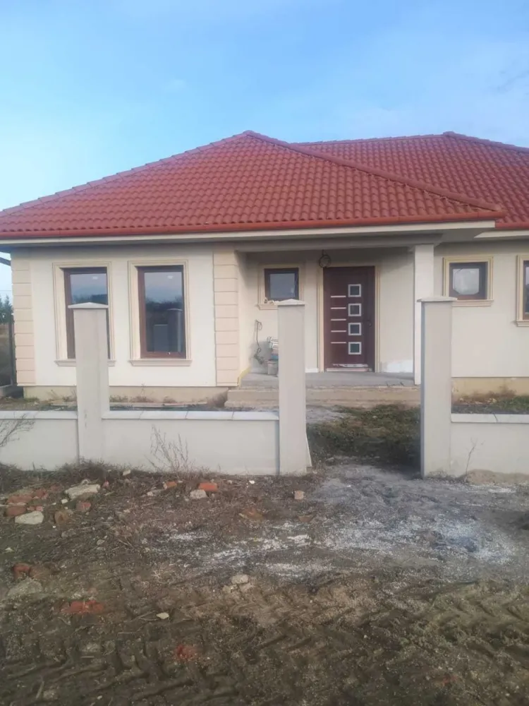 BRASADAS vinde casa semifinisata in zona Ispirescu. - Agentia Imobiliara BRASADAS vinde casa semifinisată în zona Petre Ispirescu. Teren 5.7 ari. Casa are 94 m2 utili plus terasă de 40 m2. Casa cuprinde 3 dormitoare, 2 băi, un living, bucătărie și o cămară. www.brasadas.com. }}