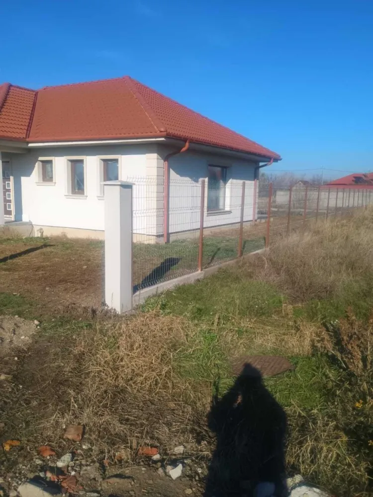 BRASADAS vinde casa semifinisata in zona Ispirescu. - Agentia Imobiliara BRASADAS vinde casa semifinisată în zona Petre Ispirescu. Teren 5.7 ari. Casa are 94 m2 utili plus terasă de 40 m2. Casa cuprinde 3 dormitoare, 2 băi, un living, bucătărie și o cămară. www.brasadas.com. }}