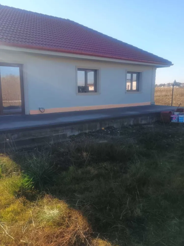 BRASADAS vinde casa semifinisata in zona Ispirescu. - Agentia Imobiliara BRASADAS vinde casa semifinisată în zona Petre Ispirescu. Teren 5.7 ari. Casa are 94 m2 utili plus terasă de 40 m2. Casa cuprinde 3 dormitoare, 2 băi, un living, bucătărie și o cămară. www.brasadas.com. }}