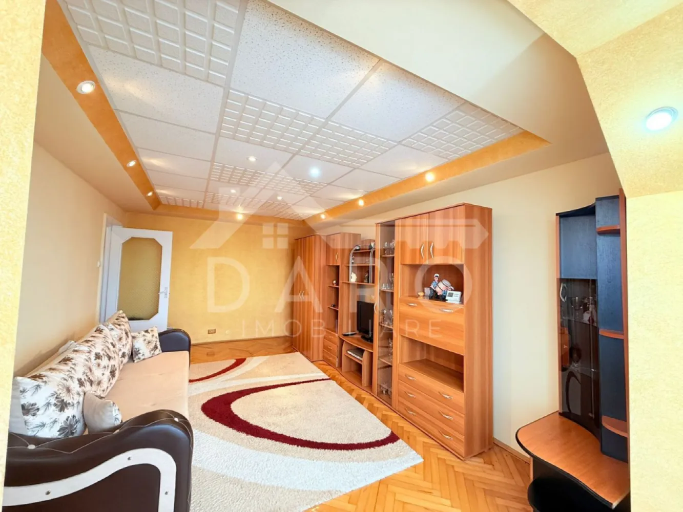 Apartament Tudor 2 camere, lângă Jandarmerie, Apicultorilor - 🏡 Apartament 2 camere de vânzare – Tudor | Apicultorilor | Lângă Jandarmerie | 106.000 € O locuință ideală pentru cei care își doresc liniște, siguranță și confort, situată într-una dintre cele mai apreciate zone din cartierul Tudor. 📐 Suprafață utilă: 50 mp 🏢 Etaj: 4 din 4 💰 Preț: 106.000 € ✔ compartimentare decomandată ✔ se vinde complet mobilat și utilat ✔ disponibil pentru mutare imediată Punctul forte al proprietății: 📍 Apartamentul este situat în imediata vecinătate a Jandarmeriei Române, o zonă cunoscută pentru: ✔ grad ridicat de siguranță ✔ liniște și trafic redus ✔ vecinătate civilizată și bine organizată 💎 O alegere excelentă pentru familii, persoane care caută siguranță sau pentru investiție. Compartimentare: ✔ living ✔ dormitor ✔ bucătărie separată ✔ baie ✔ hol 📦 pivniță înscrisă în cartea funciară 🚗 loc de parcare sub copertină (contract cu Primăria) Caracteristici imobil: ✔ bloc izolat termic exterior ✔ costuri reduse de întreținere ✔ zonă verde și aerisită Avantaje locație: 📍 aproape de Green Park Substejăriș 📍 la câteva minute de Shopping City 📍 stație de autobuz în apropiere 📍 cabinete medicale, magazine și alte facilități 💎 Ideal pentru locuință personală sau pentru închiriere rapidă, datorită poziționării excelente. 🤝 Proprietate promovată prin DARO Imobiliare 💳 Ai nevoie de finanțare? Prin Kiwi Finance îți ofer: ✔ analiză GRATUITĂ a eligibilității ✔ acces la oferte de la peste 12 bănci ✔ negocierea dobânzii în favoarea ta ✔ suport complet până la semnarea contractului 📞 Detalii și vizionări: Coman Maria – DARO Imobiliare & Kiwi Finance 📱 0749 535 729 🔑 DARO Imobiliare – găsim proprietatea potrivită. 💳 Kiwi Finance – obținem creditul pentru a o cumpăra. }}