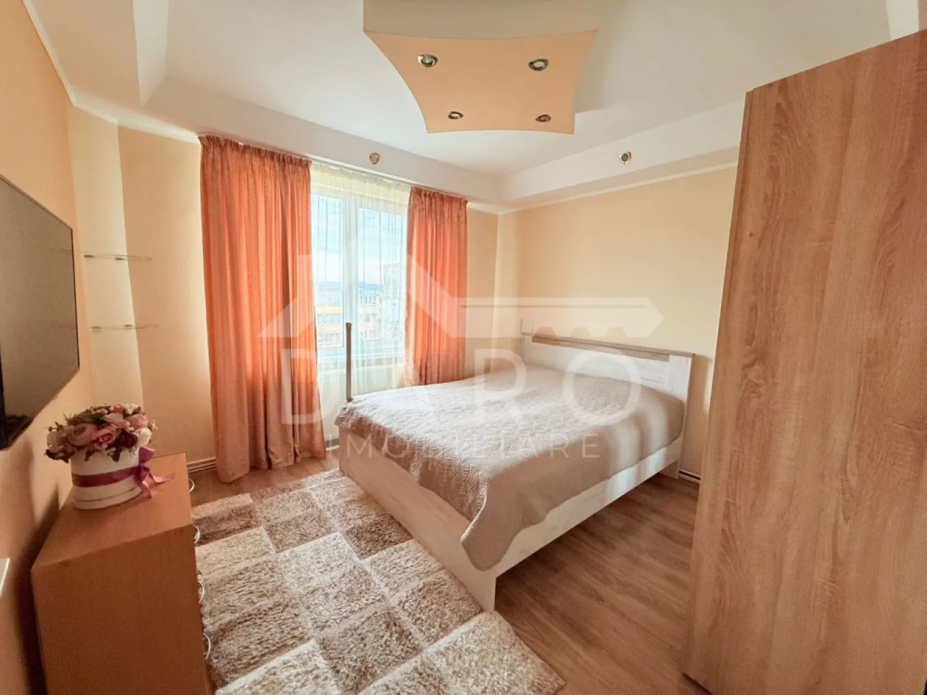 Apartament Tudor 2 camere, lângă Jandarmerie, Apicultorilor - 🏡 Apartament 2 camere de vânzare – Tudor | Apicultorilor | Lângă Jandarmerie | 106.000 € O locuință ideală pentru cei care își doresc liniște, siguranță și confort, situată într-una dintre cele mai apreciate zone din cartierul Tudor. 📐 Suprafață utilă: 50 mp 🏢 Etaj: 4 din 4 💰 Preț: 106.000 € ✔ compartimentare decomandată ✔ se vinde complet mobilat și utilat ✔ disponibil pentru mutare imediată Punctul forte al proprietății: 📍 Apartamentul este situat în imediata vecinătate a Jandarmeriei Române, o zonă cunoscută pentru: ✔ grad ridicat de siguranță ✔ liniște și trafic redus ✔ vecinătate civilizată și bine organizată 💎 O alegere excelentă pentru familii, persoane care caută siguranță sau pentru investiție. Compartimentare: ✔ living ✔ dormitor ✔ bucătărie separată ✔ baie ✔ hol 📦 pivniță înscrisă în cartea funciară 🚗 loc de parcare sub copertină (contract cu Primăria) Caracteristici imobil: ✔ bloc izolat termic exterior ✔ costuri reduse de întreținere ✔ zonă verde și aerisită Avantaje locație: 📍 aproape de Green Park Substejăriș 📍 la câteva minute de Shopping City 📍 stație de autobuz în apropiere 📍 cabinete medicale, magazine și alte facilități 💎 Ideal pentru locuință personală sau pentru închiriere rapidă, datorită poziționării excelente. 🤝 Proprietate promovată prin DARO Imobiliare 💳 Ai nevoie de finanțare? Prin Kiwi Finance îți ofer: ✔ analiză GRATUITĂ a eligibilității ✔ acces la oferte de la peste 12 bănci ✔ negocierea dobânzii în favoarea ta ✔ suport complet până la semnarea contractului 📞 Detalii și vizionări: Coman Maria – DARO Imobiliare & Kiwi Finance 📱 0749 535 729 🔑 DARO Imobiliare – găsim proprietatea potrivită. 💳 Kiwi Finance – obținem creditul pentru a o cumpăra. }}