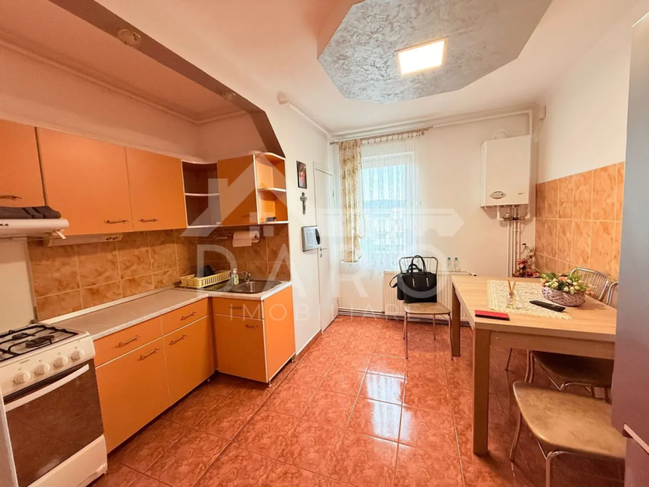 Apartament Tudor 2 camere, lângă Jandarmerie, Apicultorilor - 🏡 Apartament 2 camere de vânzare – Tudor | Apicultorilor | Lângă Jandarmerie | 106.000 € O locuință ideală pentru cei care își doresc liniște, siguranță și confort, situată într-una dintre cele mai apreciate zone din cartierul Tudor. 📐 Suprafață utilă: 50 mp 🏢 Etaj: 4 din 4 💰 Preț: 106.000 € ✔ compartimentare decomandată ✔ se vinde complet mobilat și utilat ✔ disponibil pentru mutare imediată Punctul forte al proprietății: 📍 Apartamentul este situat în imediata vecinătate a Jandarmeriei Române, o zonă cunoscută pentru: ✔ grad ridicat de siguranță ✔ liniște și trafic redus ✔ vecinătate civilizată și bine organizată 💎 O alegere excelentă pentru familii, persoane care caută siguranță sau pentru investiție. Compartimentare: ✔ living ✔ dormitor ✔ bucătărie separată ✔ baie ✔ hol 📦 pivniță înscrisă în cartea funciară 🚗 loc de parcare sub copertină (contract cu Primăria) Caracteristici imobil: ✔ bloc izolat termic exterior ✔ costuri reduse de întreținere ✔ zonă verde și aerisită Avantaje locație: 📍 aproape de Green Park Substejăriș 📍 la câteva minute de Shopping City 📍 stație de autobuz în apropiere 📍 cabinete medicale, magazine și alte facilități 💎 Ideal pentru locuință personală sau pentru închiriere rapidă, datorită poziționării excelente. 🤝 Proprietate promovată prin DARO Imobiliare 💳 Ai nevoie de finanțare? Prin Kiwi Finance îți ofer: ✔ analiză GRATUITĂ a eligibilității ✔ acces la oferte de la peste 12 bănci ✔ negocierea dobânzii în favoarea ta ✔ suport complet până la semnarea contractului 📞 Detalii și vizionări: Coman Maria – DARO Imobiliare & Kiwi Finance 📱 0749 535 729 🔑 DARO Imobiliare – găsim proprietatea potrivită. 💳 Kiwi Finance – obținem creditul pentru a o cumpăra. }}