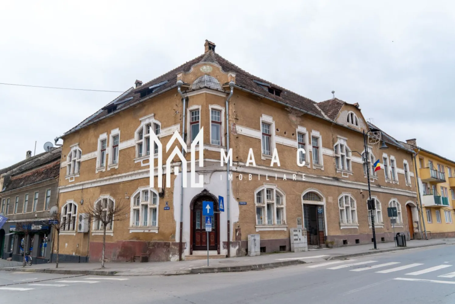 Spatiu comercial/ Birou I 9 camere I 360 mpu I Centru-Agnita - MAAC Imobiliare propune spre achiziție un întreg etaj cu destinație comercială, al unei clădiri cu poziție ultracentrală în orașul Agnita. Parterul clădirii găzduiește activitatea ANCPI Agnita, iar etajul a fost utilizat anterior pentru activități medicale. Proprietatea cu regim de înălțime P + E + Pod, suprafața totală: 360 mp utili, compartimentată astfel: - scări interioare cu grup sanitar la mezanin - hol spațios în formă de L, cu acces către 9 camere (minim 25 mp fiecare) - grup sanitar cu 4 cabine de toaletă și o cabină de duș - scările și parțial holurile sunt acoperite cu granit. La etaj este necesară amenajarea podelei. Caracteristici camere: - Tavane înalte - Ferestre mari cu vedere către Primărie și strada Mihai Viteazu - Parchet din lemn masiv de stejar (rașchetat, necesită lăcuire) - Instalație electrică nouă - Pereți finisați (necesită zugrăvire) - Alimentare și contorizare separată a utilităților Oportunitate de investiție: Podul, ce se întinde pe toată suprafața clădirii, poate fi amenajat ca spațiu locuibil sau adaptat pentru diverse activități comerciale, oferind un plus semnificativ de suprafață și valoare. Această caracteristică transformă proprietatea într-o investiție versatilă, cu potențial de extindere și maximizare a profitului. Proprietatea este ideală pentru activități medicale, administrative, comerciale, educaționale sau pentru dezvoltarea unui proiect mixt, cu spații moderne și funcționale. Pentru mai multe detalii contactați echipa MAAC Imobiliare specificând ID CP2851019 }}