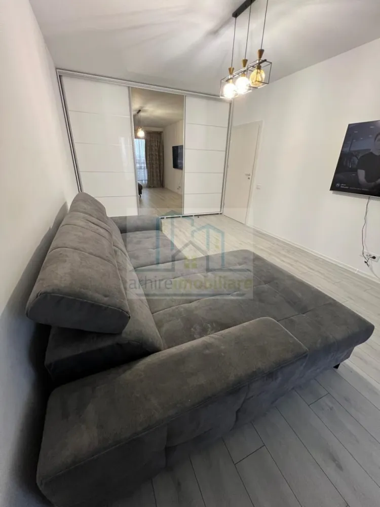 Apartament 2 camere decomandat | Bloc nou 2024 | zona Pallady - Apartament 2 camere decomandat | Bloc nou 2024 | Finisaje premium | Acces metrou Agentia ArhireImobiliare, vă propune spre vânzare un apartament de 2 camere decomandat, situat într-un imobil nou, finalizat în 2024, cu regim de înălțime Ds+P+3, amplasat la parter înalt. Apartamentul dispune de o suprafata totala de 75mp Proprietatea oferă un nivel ridicat de confort, dar și un potențial foarte bun de investiție. Apartamentul beneficiază de finisaje premium, design modern și o compartimentare eficientă. Se vinde complet mobilat și utilat, fiind ideal atât pentru mutare imediată, cât și pentru închiriere fără costuri suplimentare. Avantaje cheie pentru locuire și investiție: Compartimentare decomandată Bucătărie închisă Încălzire în pardoseală și centrală termică proprie Acces rapid la metrou – criteriu esențial pentru chiriași Magazine, școli și grădinițe la 10–12 minute Imobil nou, cu costuri reduse de întreținere 💰 Potențial de închiriere estimat: 550–600 € / lună, ceea ce face proprietatea potrivită pentru randament stabil pe termen lung. Preț de achiziție: 130.600 € – complet mobilat și utilat (fără loc de parcare) 137.800 € – complet mobilat și utilat + loc de parcare subteran Va asteptam la vizionare. }}