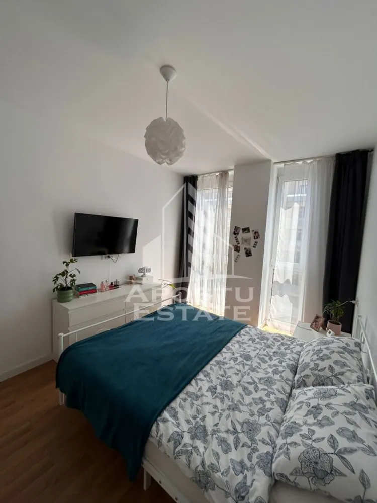 Apartament cu 2 camere open space Torontalului,Timisoara - Agentia imobiliara APOSTU ESTATE are placearea de a va oferi spre vanzare un apartament cu 2 camere in zona Torontalului.

Detalii tehnice:
-Protectie fonica si termica cu geam termopan tricameral;
-Usi de apartament blindate cu multiple puncte de închidere;
-Peretii exteriori din caramida Porotherm de 25 cm;
-Doua lifturi de ultima generatie;
-Centrala proprie SMART in condensare de 24 kw Bosch;
-Incalzire in pardoseala;
-Aer conditionat SMART Romstal cu o capacitate de racire de 12.000 BTU;
-Incinta securizata (supraveghere video bariera interfon);
-Izolatie exterioara;

Vecinatati:
- Iulius Mall
- NextFit
- Decathlon
- Hornbach
- Supermarket Auchan
- Supermarket Lidl
- Spitalul Premiere

Oferim consultanta si solutii financiare prin colaboratorii nostri.
Va invitam cu drag la o vizionare!