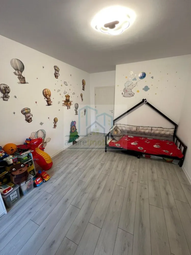 Apartament 2 camere decomandat | Bloc nou 2024 | zona Pallady - Apartament 2 camere decomandat | Bloc nou 2024 | Finisaje premium | Acces metrou Agentia ArhireImobiliare, vă propune spre vânzare un apartament de 2 camere decomandat, situat într-un imobil nou, finalizat în 2024, cu regim de înălțime Ds+P+3, amplasat la parter înalt. Apartamentul dispune de o suprafata totala de 75mp Proprietatea oferă un nivel ridicat de confort, dar și un potențial foarte bun de investiție. Apartamentul beneficiază de finisaje premium, design modern și o compartimentare eficientă. Se vinde complet mobilat și utilat, fiind ideal atât pentru mutare imediată, cât și pentru închiriere fără costuri suplimentare. Avantaje cheie pentru locuire și investiție: Compartimentare decomandată Bucătărie închisă Încălzire în pardoseală și centrală termică proprie Acces rapid la metrou – criteriu esențial pentru chiriași Magazine, școli și grădinițe la 10–12 minute Imobil nou, cu costuri reduse de întreținere 💰 Potențial de închiriere estimat: 550–600 € / lună, ceea ce face proprietatea potrivită pentru randament stabil pe termen lung. Preț de achiziție: 130.600 € – complet mobilat și utilat (fără loc de parcare) 137.800 € – complet mobilat și utilat + loc de parcare subteran Va asteptam la vizionare. }}