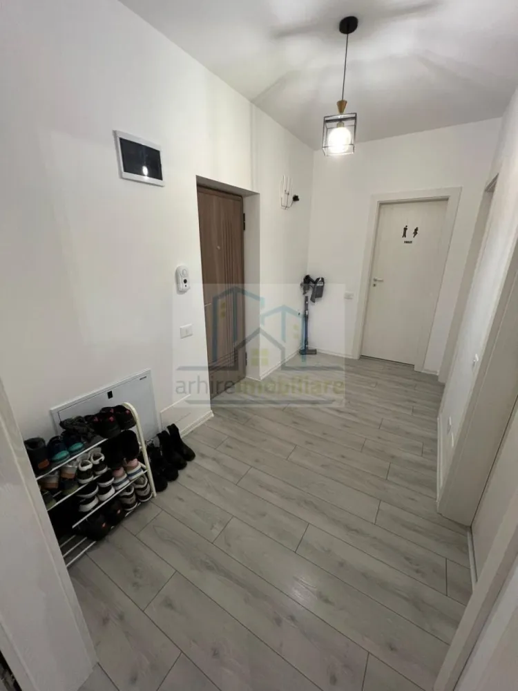 Apartament 2 camere decomandat | Bloc nou 2024 | zona Pallady - Apartament 2 camere decomandat | Bloc nou 2024 | Finisaje premium | Acces metrou Agentia ArhireImobiliare, vă propune spre vânzare un apartament de 2 camere decomandat, situat într-un imobil nou, finalizat în 2024, cu regim de înălțime Ds+P+3, amplasat la parter înalt. Apartamentul dispune de o suprafata totala de 75mp Proprietatea oferă un nivel ridicat de confort, dar și un potențial foarte bun de investiție. Apartamentul beneficiază de finisaje premium, design modern și o compartimentare eficientă. Se vinde complet mobilat și utilat, fiind ideal atât pentru mutare imediată, cât și pentru închiriere fără costuri suplimentare. Avantaje cheie pentru locuire și investiție: Compartimentare decomandată Bucătărie închisă Încălzire în pardoseală și centrală termică proprie Acces rapid la metrou – criteriu esențial pentru chiriași Magazine, școli și grădinițe la 10–12 minute Imobil nou, cu costuri reduse de întreținere 💰 Potențial de închiriere estimat: 550–600 € / lună, ceea ce face proprietatea potrivită pentru randament stabil pe termen lung. Preț de achiziție: 130.600 € – complet mobilat și utilat (fără loc de parcare) 137.800 € – complet mobilat și utilat + loc de parcare subteran Va asteptam la vizionare. }}