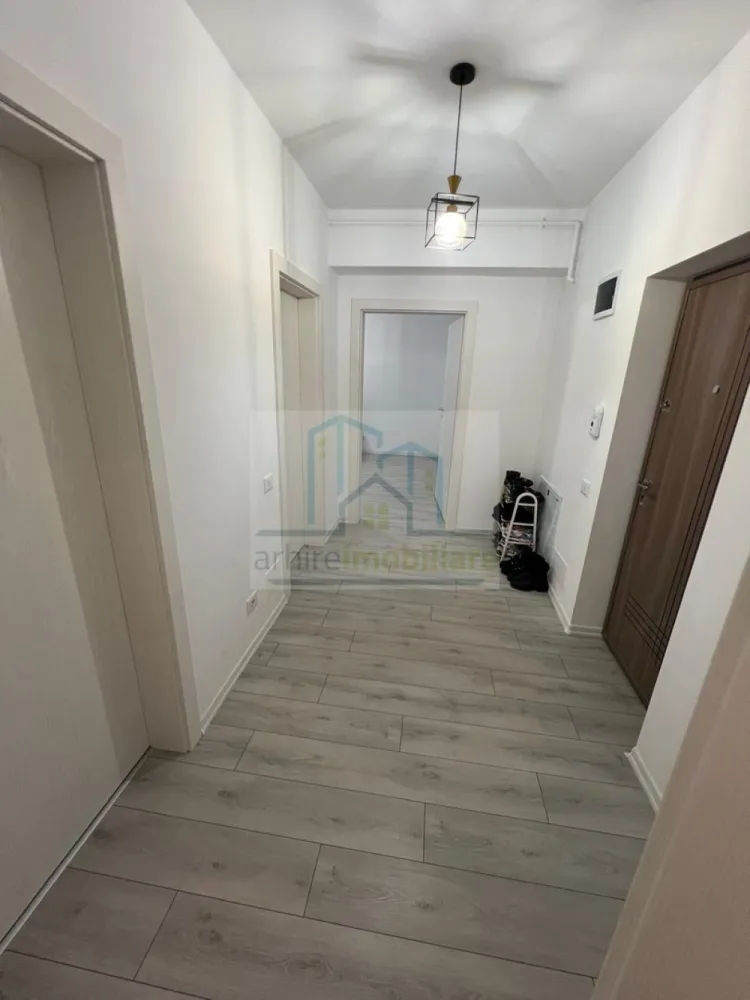 Apartament 2 camere decomandat | Bloc nou 2024 | zona Pallady - Apartament 2 camere decomandat | Bloc nou 2024 | Finisaje premium | Acces metrou Agentia ArhireImobiliare, vă propune spre vânzare un apartament de 2 camere decomandat, situat într-un imobil nou, finalizat în 2024, cu regim de înălțime Ds+P+3, amplasat la parter înalt. Apartamentul dispune de o suprafata totala de 75mp Proprietatea oferă un nivel ridicat de confort, dar și un potențial foarte bun de investiție. Apartamentul beneficiază de finisaje premium, design modern și o compartimentare eficientă. Se vinde complet mobilat și utilat, fiind ideal atât pentru mutare imediată, cât și pentru închiriere fără costuri suplimentare. Avantaje cheie pentru locuire și investiție: Compartimentare decomandată Bucătărie închisă Încălzire în pardoseală și centrală termică proprie Acces rapid la metrou – criteriu esențial pentru chiriași Magazine, școli și grădinițe la 10–12 minute Imobil nou, cu costuri reduse de întreținere 💰 Potențial de închiriere estimat: 550–600 € / lună, ceea ce face proprietatea potrivită pentru randament stabil pe termen lung. Preț de achiziție: 130.600 € – complet mobilat și utilat (fără loc de parcare) 137.800 € – complet mobilat și utilat + loc de parcare subteran Va asteptam la vizionare. }}