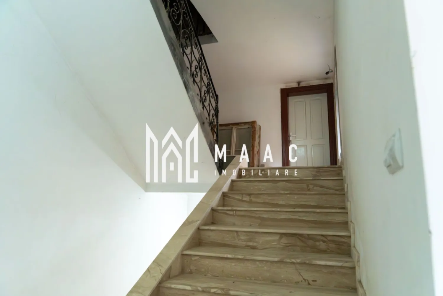 Spatiu comercial/ Birou I 9 camere I 360 mpu I Centru-Agnita - MAAC Imobiliare propune spre achiziție un întreg etaj cu destinație comercială, al unei clădiri cu poziție ultracentrală în orașul Agnita. Parterul clădirii găzduiește activitatea ANCPI Agnita, iar etajul a fost utilizat anterior pentru activități medicale. Proprietatea cu regim de înălțime P + E + Pod, suprafața totală: 360 mp utili, compartimentată astfel: - scări interioare cu grup sanitar la mezanin - hol spațios în formă de L, cu acces către 9 camere (minim 25 mp fiecare) - grup sanitar cu 4 cabine de toaletă și o cabină de duș - scările și parțial holurile sunt acoperite cu granit. La etaj este necesară amenajarea podelei. Caracteristici camere: - Tavane înalte - Ferestre mari cu vedere către Primărie și strada Mihai Viteazu - Parchet din lemn masiv de stejar (rașchetat, necesită lăcuire) - Instalație electrică nouă - Pereți finisați (necesită zugrăvire) - Alimentare și contorizare separată a utilităților Oportunitate de investiție: Podul, ce se întinde pe toată suprafața clădirii, poate fi amenajat ca spațiu locuibil sau adaptat pentru diverse activități comerciale, oferind un plus semnificativ de suprafață și valoare. Această caracteristică transformă proprietatea într-o investiție versatilă, cu potențial de extindere și maximizare a profitului. Proprietatea este ideală pentru activități medicale, administrative, comerciale, educaționale sau pentru dezvoltarea unui proiect mixt, cu spații moderne și funcționale. Pentru mai multe detalii contactați echipa MAAC Imobiliare specificând ID CP2851019 }}