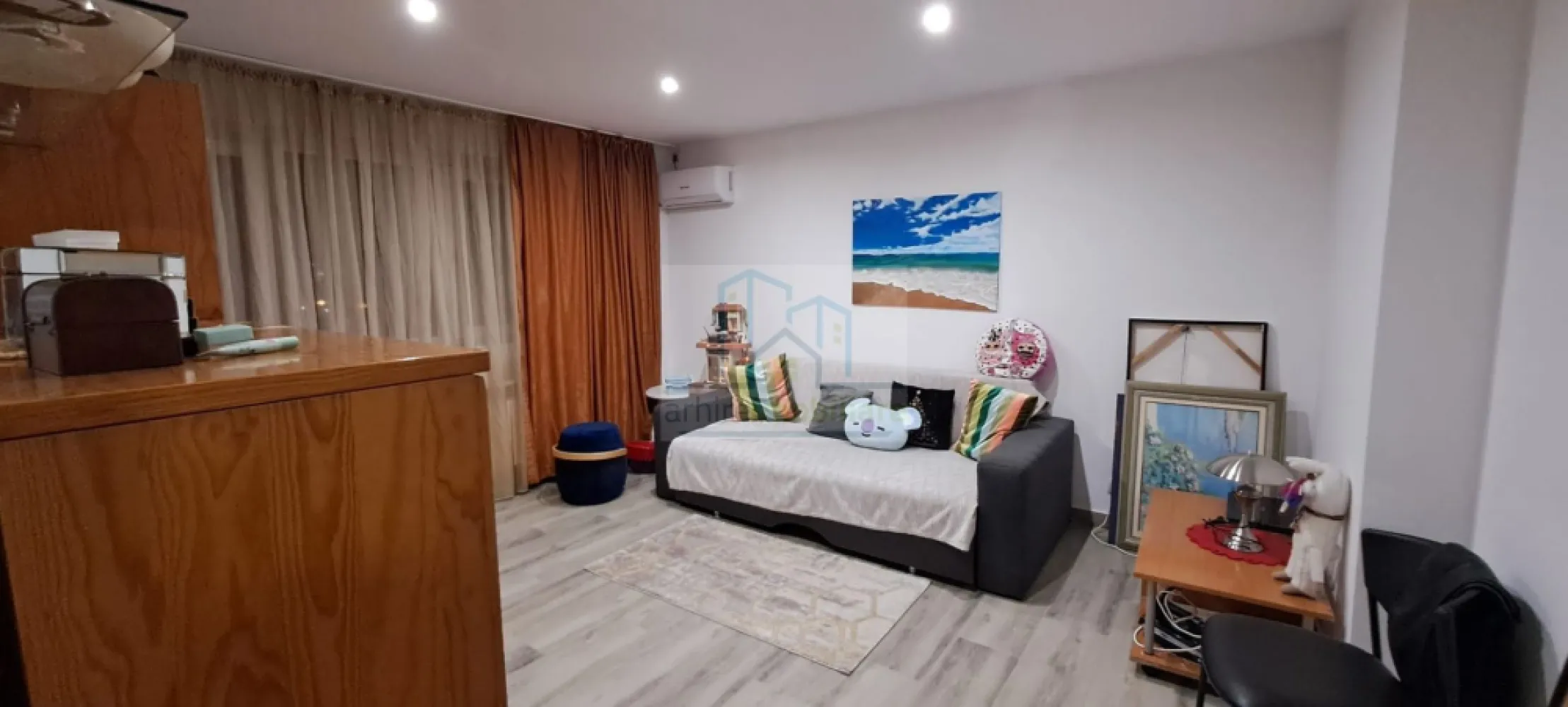 Apartament 2 camere decomandat | Confort Park – Vitan Bârzești | - Agentia ArhireImobiliare va ofera spre vanzare un apartament de 2 camere decomandat, situat în complexul Confort Park, pe Șoseaua Vitan Bârzești, la etajul 5 din 11, într-un imobil solid, construit în 2008. Apartamentul este renovat integral și se vinde complet mobilat și utilat, exact ca în poze, eliminând orice cost suplimentar pentru viitorul proprietar. Proprietatea este ideală pentru închiriere imediată, fără timp de așteptare sau investiții adiționale. ✅ Avantaje-cheie pentru investitori: Compartimentare decomandată Renovat complet Complet mobilat & utilat Centrală termică proprie – costuri mici Electrocasnice incluse: plită pe gaz, cuptor electric, mașină de spălat, frigider, cuptor cu microunde, TV Smart, aer condiționat Etaj intermediar (5/11) – ușor de închiriat În imediata apropiere: La Cocoș, Brico Depot, Auchan, centre comerciale și acces rapid către principalele artere ale orașului – aspect esențial pentru atractivitatea la închiriere. Randament estimat chirie: 450–500 € / lună, potrivit pentru investiție stabilă pe termen lung. Pretul de vanzare este de 104700 Euro Usor Negociabil. Disponibil pentru mutare imediata. Se accepta credit. Va asteptam la vizionare }}