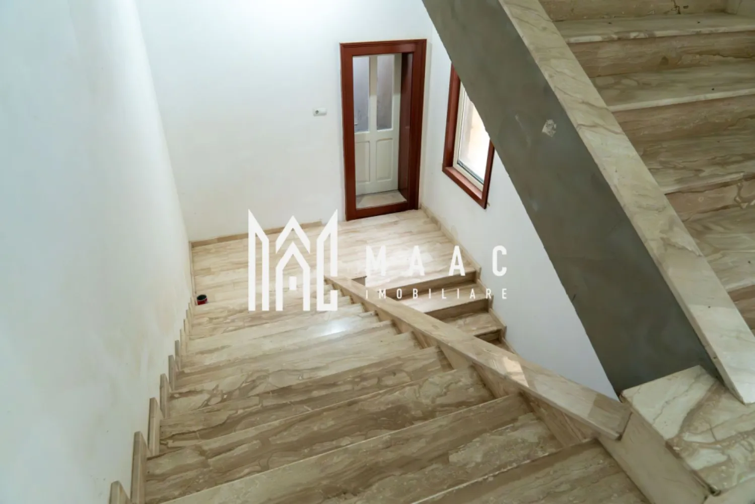 Spatiu comercial/ Birou I 9 camere I 360 mpu I Centru-Agnita - MAAC Imobiliare propune spre achiziție un întreg etaj cu destinație comercială, al unei clădiri cu poziție ultracentrală în orașul Agnita. Parterul clădirii găzduiește activitatea ANCPI Agnita, iar etajul a fost utilizat anterior pentru activități medicale. Proprietatea cu regim de înălțime P + E + Pod, suprafața totală: 360 mp utili, compartimentată astfel: - scări interioare cu grup sanitar la mezanin - hol spațios în formă de L, cu acces către 9 camere (minim 25 mp fiecare) - grup sanitar cu 4 cabine de toaletă și o cabină de duș - scările și parțial holurile sunt acoperite cu granit. La etaj este necesară amenajarea podelei. Caracteristici camere: - Tavane înalte - Ferestre mari cu vedere către Primărie și strada Mihai Viteazu - Parchet din lemn masiv de stejar (rașchetat, necesită lăcuire) - Instalație electrică nouă - Pereți finisați (necesită zugrăvire) - Alimentare și contorizare separată a utilităților Oportunitate de investiție: Podul, ce se întinde pe toată suprafața clădirii, poate fi amenajat ca spațiu locuibil sau adaptat pentru diverse activități comerciale, oferind un plus semnificativ de suprafață și valoare. Această caracteristică transformă proprietatea într-o investiție versatilă, cu potențial de extindere și maximizare a profitului. Proprietatea este ideală pentru activități medicale, administrative, comerciale, educaționale sau pentru dezvoltarea unui proiect mixt, cu spații moderne și funcționale. Pentru mai multe detalii contactați echipa MAAC Imobiliare specificând ID CP2851019 }}