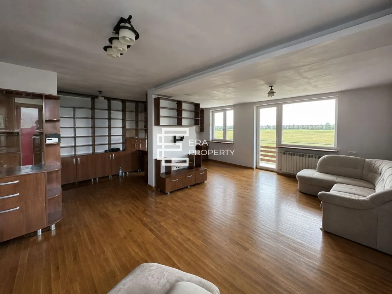Apartament cu 4 camere | 118 mp utili | Cartier Tilișca | 3 balcoane | - 𝐀𝐩𝐚𝐫𝐭𝐚𝐦𝐞𝐧𝐭 𝐜𝐮 𝟒 𝐜𝐚𝐦𝐞𝐫𝐞 | 𝟏𝟏𝟖 𝐦𝐩 𝐮𝐭𝐢𝐥𝐢 | 𝐂𝐚𝐫𝐭𝐢𝐞𝐫 𝐓𝐢𝐥𝐢𝐬𝐜𝐚 | 𝟑 𝐛𝐚𝐥𝐜𝐨𝐚𝐧𝐞 | 𝐏𝐚𝐫𝐜𝐚𝐫𝐞 𝐢𝐧𝐜𝐥𝐮𝐬𝐚

Pentru o familie care apreciază spațiul, lumina naturală și liniștea, acest apartament reprezintă o alegere foarte bună.

Amplasat în cartierul Tilișca, la etajul 2 al unui imobil cu regim redus de înălțime (P+2+M), construit în anul 2010, apartamentul oferă o suprafață utilă de 118 mp și o compartimentare practică, concepută pentru confortul întregii familii.

Compartimentare:
living spațios, de aproximativ 40 mp, cu suprafețe vitrate generoase și vedere deschisă către zona Cibin și Aeroportul Sibiu;
3 dormitoare confortabile;
bucătărie închisă;
încăpere separată destinată gătitului, care poate fi folosită și ca cămară;
2 băi, una dintre ele dotată cu cabină de duș;
2 holuri ample, care facilitează circulația între încăperi;
3 balcoane ce oferă spațiu suplimentar pentru relaxare sau depozitare.

Dotări:
✔ centrală termică proprie în condensare;
✔ încălzire prin calorifere;
✔ loc de parcare inclus în preț;
✔ boxă la subsol de aproximativ 2 mp;
✔ disponibil imediat;
✔ se vinde mobilat și utilat, conform prezentării.

Compartimentarea separă eficient zona de zi de zona destinată odihnei, oferind un plus de intimitate și funcționalitate. Fiecare spațiu este bine dimensionat, iar camerele beneficiază de lumină naturală pe tot parcursul zilei.

Priveliștea deschisă și lipsa construcțiilor în imediata apropiere contribuie la o atmosferă aerisită și plăcută.

Datorită suprafeței generoase și modului în care este organizat, acest apartament oferă confortul unei case, fără a renunța la avantajele unei locuințe la bloc.

Dacă îți dorești un apartament spațios, bine întreținut și pregătit pentru mutare, această proprietate merită să fie pe lista ta de vizionări.