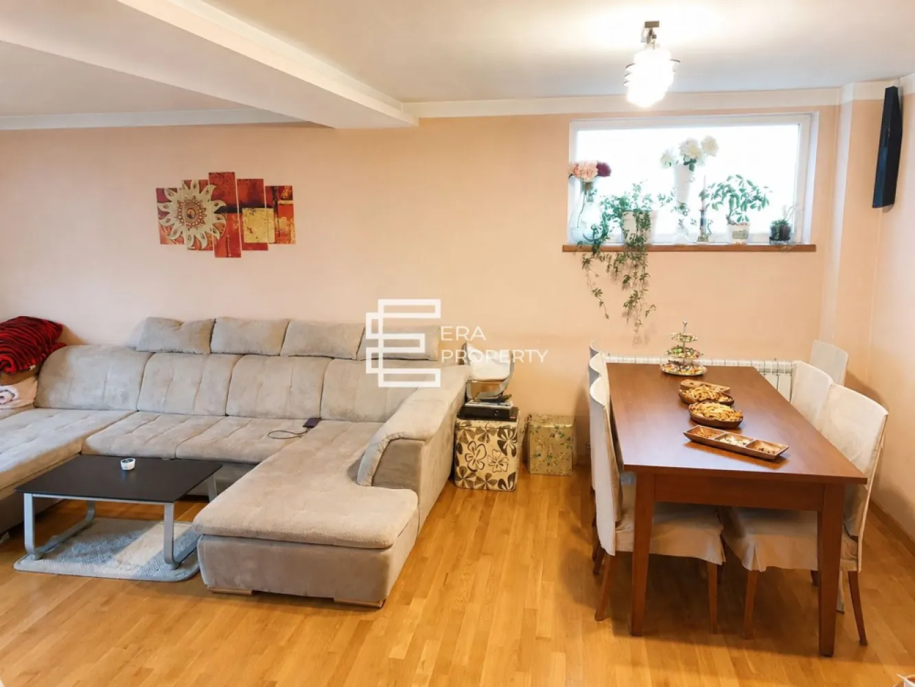 Apartament cu 4 camere | 118 mp utili | Cartier Tilișca | 3 balcoane | - 𝐀𝐩𝐚𝐫𝐭𝐚𝐦𝐞𝐧𝐭 𝐜𝐮 𝟒 𝐜𝐚𝐦𝐞𝐫𝐞 | 𝟏𝟏𝟖 𝐦𝐩 𝐮𝐭𝐢𝐥𝐢 | 𝐂𝐚𝐫𝐭𝐢𝐞𝐫 𝐓𝐢𝐥𝐢𝐬𝐜𝐚 | 𝟑 𝐛𝐚𝐥𝐜𝐨𝐚𝐧𝐞 | 𝐏𝐚𝐫𝐜𝐚𝐫𝐞 𝐢𝐧𝐜𝐥𝐮𝐬𝐚

Pentru o familie care apreciază spațiul, lumina naturală și liniștea, acest apartament reprezintă o alegere foarte bună.

Amplasat în cartierul Tilișca, la etajul 2 al unui imobil cu regim redus de înălțime (P+2+M), construit în anul 2010, apartamentul oferă o suprafață utilă de 118 mp și o compartimentare practică, concepută pentru confortul întregii familii.

Compartimentare:
living spațios, de aproximativ 40 mp, cu suprafețe vitrate generoase și vedere deschisă către zona Cibin și Aeroportul Sibiu;
3 dormitoare confortabile;
bucătărie închisă;
încăpere separată destinată gătitului, care poate fi folosită și ca cămară;
2 băi, una dintre ele dotată cu cabină de duș;
2 holuri ample, care facilitează circulația între încăperi;
3 balcoane ce oferă spațiu suplimentar pentru relaxare sau depozitare.

Dotări:
✔ centrală termică proprie în condensare;
✔ încălzire prin calorifere;
✔ loc de parcare inclus în preț;
✔ boxă la subsol de aproximativ 2 mp;
✔ disponibil imediat;
✔ se vinde mobilat și utilat, conform prezentării.

Compartimentarea separă eficient zona de zi de zona destinată odihnei, oferind un plus de intimitate și funcționalitate. Fiecare spațiu este bine dimensionat, iar camerele beneficiază de lumină naturală pe tot parcursul zilei.

Priveliștea deschisă și lipsa construcțiilor în imediata apropiere contribuie la o atmosferă aerisită și plăcută.

Datorită suprafeței generoase și modului în care este organizat, acest apartament oferă confortul unei case, fără a renunța la avantajele unei locuințe la bloc.

Dacă îți dorești un apartament spațios, bine întreținut și pregătit pentru mutare, această proprietate merită să fie pe lista ta de vizionări.