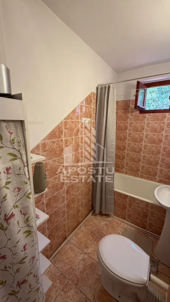 Apartament 1 camere de inchiriat,Sagului, Timisoara - Agentia imobiliara APOSTU ESTATE va propune spre inchiriere un apartament cu 1 camere, spatios si luminos, situat in zona Sagului, o zona linistita si bine pozitionata din Timisoara, potrivit pentru cupluri,familii, sau studenti care isi doresc o locuinta unde sa se simta confortabil si cu acces facil catre scoli, statii de autobuz, supermarketuri , magazine de zona, parcuri.

Suprafata utila: 32 mp
Compartimentare eficienta:
-Hol de acces 
-Bucatarie complet mobilata si utilata, cu loc de luat masa
-Dormitor mobilat si utilat
-Baie prevazuta cu cada
-Balcon prevazut cu spatiu de depozitare si birou

Confort si facilitati:
-Incalzirea apartamentului: colterm
-Apartamentul este complet mobilat si utilat

Localizare:
-Timis,Timisoara, zona Saugului– acces facil spre magazine, supermarketul Kaufland, scoli, parcuri si mijloace de transport in comun.

Ideal pentru:
-Cupluri
-Studenti

Disponibilitate: imediata
Pret chirie lunara: 300 euro 
Programeaza o vizionare pentru a-ti putea imagina viitorul aici!
ID intern: CP3198919