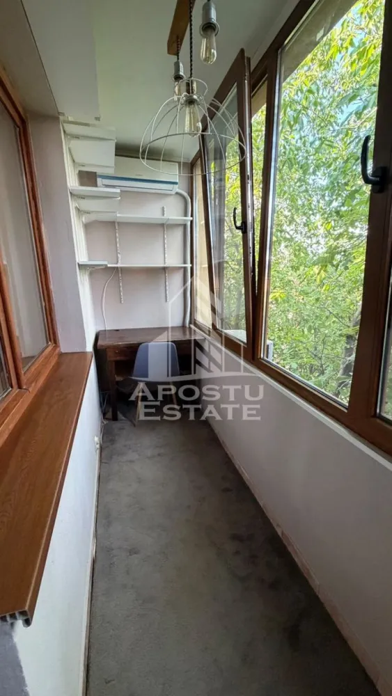 Apartament 1 camere de inchiriat,Sagului, Timisoara - Agentia imobiliara APOSTU ESTATE va propune spre inchiriere un apartament cu 1 camere, spatios si luminos, situat in zona Sagului, o zona linistita si bine pozitionata din Timisoara, potrivit pentru cupluri,familii, sau studenti care isi doresc o locuinta unde sa se simta confortabil si cu acces facil catre scoli, statii de autobuz, supermarketuri , magazine de zona, parcuri.

Suprafata utila: 32 mp
Compartimentare eficienta:
-Hol de acces 
-Bucatarie complet mobilata si utilata, cu loc de luat masa
-Dormitor mobilat si utilat
-Baie prevazuta cu cada
-Balcon prevazut cu spatiu de depozitare si birou

Confort si facilitati:
-Incalzirea apartamentului: colterm
-Apartamentul este complet mobilat si utilat

Localizare:
-Timis,Timisoara, zona Saugului– acces facil spre magazine, supermarketul Kaufland, scoli, parcuri si mijloace de transport in comun.

Ideal pentru:
-Cupluri
-Studenti

Disponibilitate: imediata
Pret chirie lunara: 300 euro 
Programeaza o vizionare pentru a-ti putea imagina viitorul aici!
ID intern: CP3198919