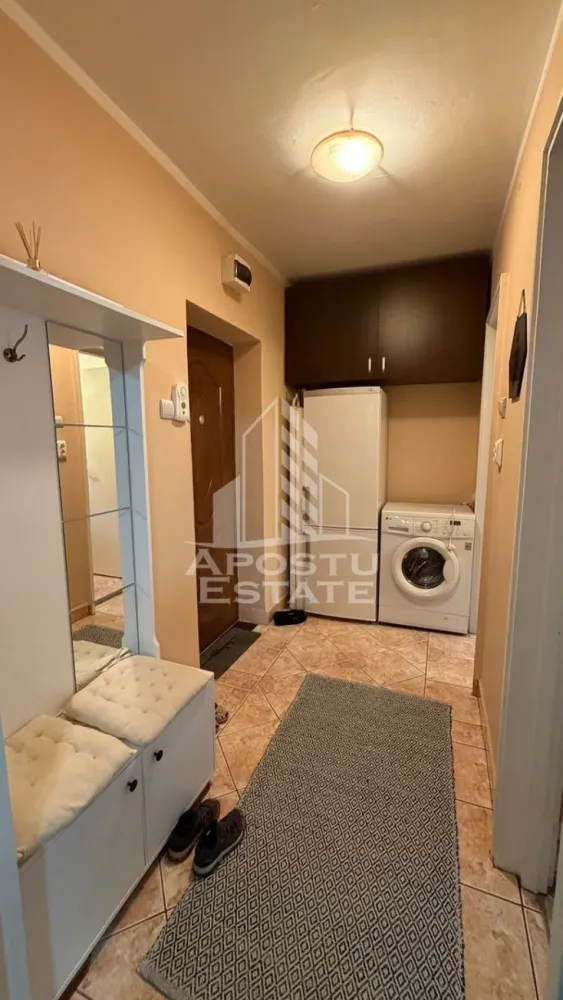 Apartament 1 camere de inchiriat,Sagului, Timisoara - Agentia imobiliara APOSTU ESTATE va propune spre inchiriere un apartament cu 1 camere, spatios si luminos, situat in zona Sagului, o zona linistita si bine pozitionata din Timisoara, potrivit pentru cupluri,familii, sau studenti care isi doresc o locuinta unde sa se simta confortabil si cu acces facil catre scoli, statii de autobuz, supermarketuri , magazine de zona, parcuri.

Suprafata utila: 32 mp
Compartimentare eficienta:
-Hol de acces 
-Bucatarie complet mobilata si utilata, cu loc de luat masa
-Dormitor mobilat si utilat
-Baie prevazuta cu cada
-Balcon prevazut cu spatiu de depozitare si birou

Confort si facilitati:
-Incalzirea apartamentului: colterm
-Apartamentul este complet mobilat si utilat

Localizare:
-Timis,Timisoara, zona Saugului– acces facil spre magazine, supermarketul Kaufland, scoli, parcuri si mijloace de transport in comun.

Ideal pentru:
-Cupluri
-Studenti

Disponibilitate: imediata
Pret chirie lunara: 300 euro 
Programeaza o vizionare pentru a-ti putea imagina viitorul aici!
ID intern: CP3198919
