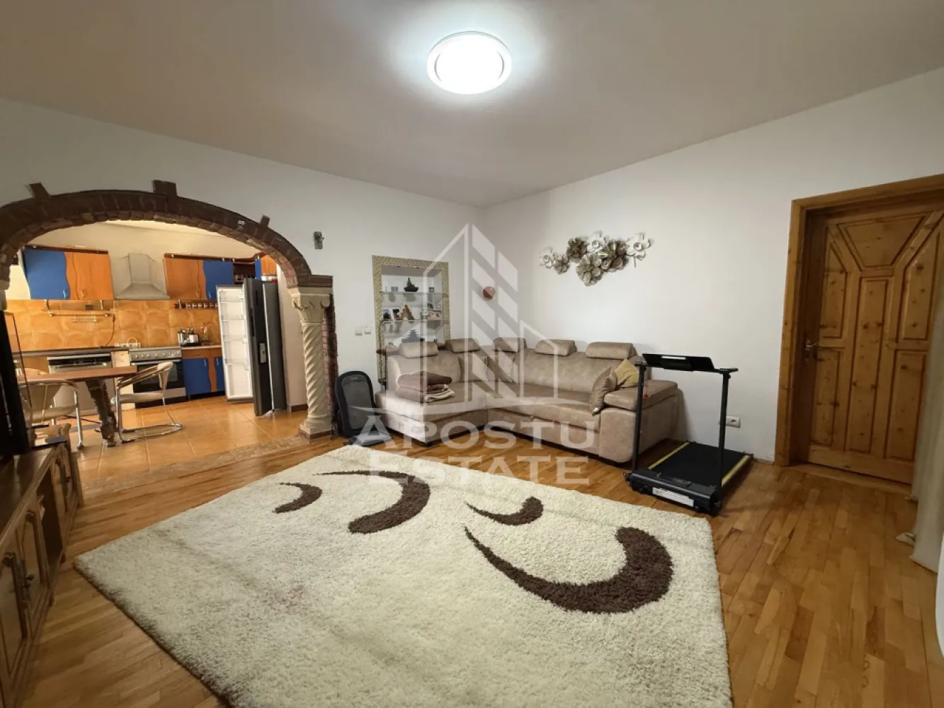 Casa individuala de vanzare cu proiect de extindere, zona Lunei - Agentia imobiliara APOSTU ESTATE va propune spre vanzare casa individuala in Timisoara, zona Lunei, pozitionata intr-o zona linistita si bine conectata, ideala atat pentru locuinta individuala cat si pentru investitie.
Imobilul este construit in anii 1982, din caramida solida, cu tavane inalte si structura durabila, avand regim de inaltime S+P. Casa a fost renovata in 2005 si instalația electrica a fost schimbata in 2016.
Imobilul dispune de o suprafata utila de 124 mp, teren de 633 mp si front stradal de 19m.
Dotari si facilitati:
Casa din caramida, constructie solida
Acoperis de tabla schimbat recent
Podul izolat cu vata bazaltica 
Izolatie sub podea si tavanele cu polistiren de 10
Exteriorul izolat cu polistiren de 15
Geamuri termopan cu rulouri
Centrala proprie pe gaz noua 
Videointerfon si Sistem de supraveghere video
Confort termic foarte bun
Curte generoasa cu acces auto si pietonal.
Proiect de extindere aprobat pentru o suprafață de 80m
Avantaje:
Zona Lunei – locatie cautata in Timisoara
Suprafata mare, versatila
Potrivita pentru locuinta multifamiliala, birouri, cabinete medicale, gradinita, after school sau alte activitati comerciale
Acces facil si vizibilitate buna
Agentia imobiliara Apostu Estate va ofera consultanta bancara gratuita prin intermediul colaboratorilor nostri pentru alegerea celui mai potrivit tip de credit, astfel incat tu sa devi noul proprietar al acestui apartament.
Id intern:CP3184365
