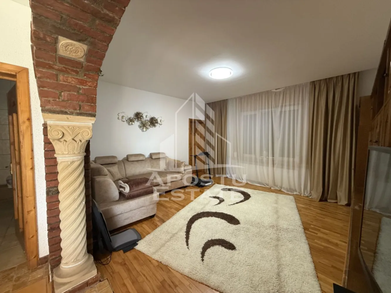 Casa individuala de vanzare cu proiect de extindere, zona Lunei - Agentia imobiliara APOSTU ESTATE va propune spre vanzare casa individuala in Timisoara, zona Lunei, pozitionata intr-o zona linistita si bine conectata, ideala atat pentru locuinta individuala cat si pentru investitie.
Imobilul este construit in anii 1982, din caramida solida, cu tavane inalte si structura durabila, avand regim de inaltime S+P. Casa a fost renovata in 2005 si instalația electrica a fost schimbata in 2016.
Imobilul dispune de o suprafata utila de 124 mp, teren de 633 mp si front stradal de 19m.
Dotari si facilitati:
Casa din caramida, constructie solida
Acoperis de tabla schimbat recent
Podul izolat cu vata bazaltica 
Izolatie sub podea si tavanele cu polistiren de 10
Exteriorul izolat cu polistiren de 15
Geamuri termopan cu rulouri
Centrala proprie pe gaz noua 
Videointerfon si Sistem de supraveghere video
Confort termic foarte bun
Curte generoasa cu acces auto si pietonal.
Proiect de extindere aprobat pentru o suprafață de 80m
Avantaje:
Zona Lunei – locatie cautata in Timisoara
Suprafata mare, versatila
Potrivita pentru locuinta multifamiliala, birouri, cabinete medicale, gradinita, after school sau alte activitati comerciale
Acces facil si vizibilitate buna
Agentia imobiliara Apostu Estate va ofera consultanta bancara gratuita prin intermediul colaboratorilor nostri pentru alegerea celui mai potrivit tip de credit, astfel incat tu sa devi noul proprietar al acestui apartament.
Id intern:CP3184365