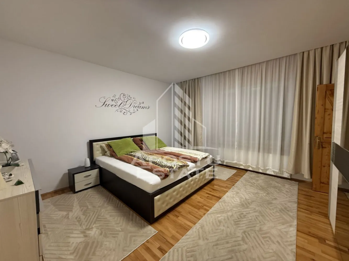 Casa individuala de vanzare cu proiect de extindere, zona Lunei - Agentia imobiliara APOSTU ESTATE va propune spre vanzare casa individuala in Timisoara, zona Lunei, pozitionata intr-o zona linistita si bine conectata, ideala atat pentru locuinta individuala cat si pentru investitie.
Imobilul este construit in anii 1982, din caramida solida, cu tavane inalte si structura durabila, avand regim de inaltime S+P. Casa a fost renovata in 2005 si instalația electrica a fost schimbata in 2016.
Imobilul dispune de o suprafata utila de 124 mp, teren de 633 mp si front stradal de 19m.
Dotari si facilitati:
Casa din caramida, constructie solida
Acoperis de tabla schimbat recent
Podul izolat cu vata bazaltica 
Izolatie sub podea si tavanele cu polistiren de 10
Exteriorul izolat cu polistiren de 15
Geamuri termopan cu rulouri
Centrala proprie pe gaz noua 
Videointerfon si Sistem de supraveghere video
Confort termic foarte bun
Curte generoasa cu acces auto si pietonal.
Proiect de extindere aprobat pentru o suprafață de 80m
Avantaje:
Zona Lunei – locatie cautata in Timisoara
Suprafata mare, versatila
Potrivita pentru locuinta multifamiliala, birouri, cabinete medicale, gradinita, after school sau alte activitati comerciale
Acces facil si vizibilitate buna
Agentia imobiliara Apostu Estate va ofera consultanta bancara gratuita prin intermediul colaboratorilor nostri pentru alegerea celui mai potrivit tip de credit, astfel incat tu sa devi noul proprietar al acestui apartament.
Id intern:CP3184365