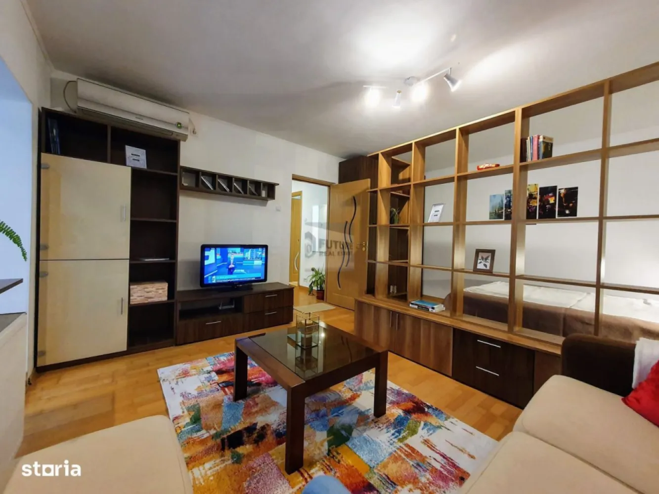 Apartament 1 cameră Vitan – Confort și Accesibilitate Mall Vitan - Vă propunem spre închiriere o garsonieră decomandată, situată într-una dintre cele mai căutate zone ale Capitalei: Vitan - Mall. Proprietatea este ideală pentru cei care își doresc un stil de viață urban, dar într-un cadru verde și aerisit. Specificații Tehnice & Dotări: Compartimentare: Decomandat, cu spații de depozitare suplimentare (cămară și debara). Suprafață optimizată: Balcon inclus în spațiul locuibil, oferind un plus de luminozitate. Echipamente: Ușă metalică, aer condiționat, combină frigorifică, cuptor electric și microunde, mașină de spălat, TV. Poziționare: Etaj 4/4, zonă extrem de liniștită, ferită de zgomotul bulevardului principal. Avantajele Zonei: Acces facil: Noduri de transport public (Metrou Timpuri Noi/Mihai Bravu, tramvai, autobuz). Facilități: În proximitate directă se află unități medicale, piețe, supermarketuri și zone de relaxare. Apartamentul se închiriază complet mobilat și utilat, fiind pregătit pentru mutare imediată. #ImobiliareBucuresti #ApartamentCool #LocatieTop #ChirieDirectProprietar #AnuntImobiliar #AcasaInBucuresti #VitanLife }}