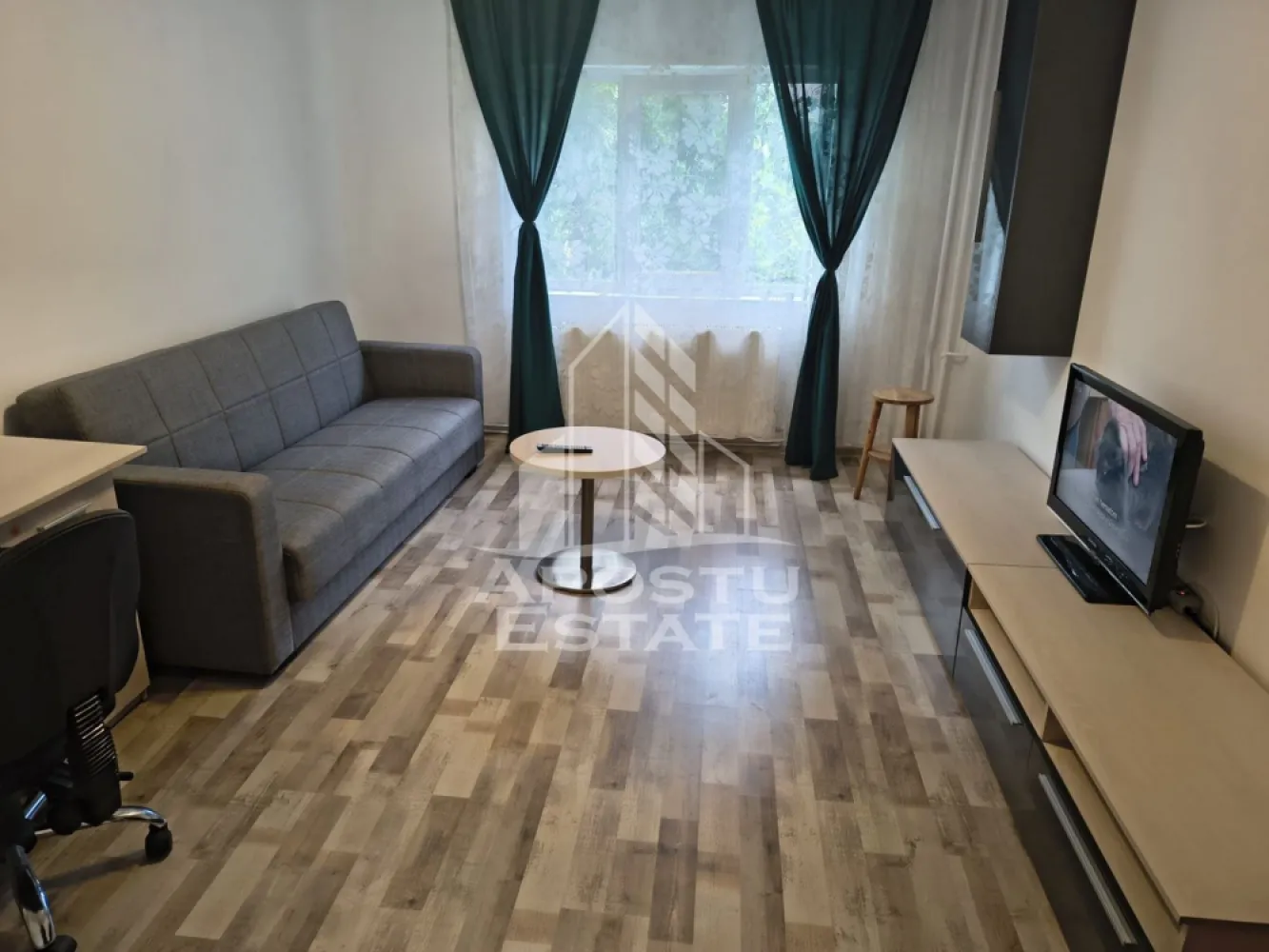 Apartament cu 2 camere CENTRALA PROPRIE in zona Soarelui. Timisoara - Agentia imobiliara APOSTU ESTATE va propune spre inchiriere un apartament cu 2 camere, spatios si luminos, situat in zona Soarelui, o zona linistita si bine pozitionata din Timisoara, potrivit pentru cupluri,familii, sau studenti care isi doresc o locuinta unde sa se simta confortabil si cu acces facil catre scoli, statii de autobuz, supermarketuri , magazine de zona, parcuri.

Suprafata utila: 55 mp
Compartimentare eficienta:
-Hol de acces generos
-Bucatarie complet mobilata si utilata, cu loc de luat masa
-Living luminos si spatios
-Dormitor mobilat si utilat
-Baie prevazuta cu cada

Confort si facilitati:
-Incalzirea apartamentului: colterm
-Apartamentul este complet mobilat si utilat

Localizare:
-Timis,Timisoara, zona Soarelui– acces facil spre magazine, scoli, parcuri si mijloace de transport in comun.

Ideal pentru:
-Cupluri
-Studenti

Disponibilitate: imediata
Pret chirie lunara: 360 euro 
Programeaza o vizionare pentru a-ti putea imagina viitorul aici!
ID intern: CP1888361