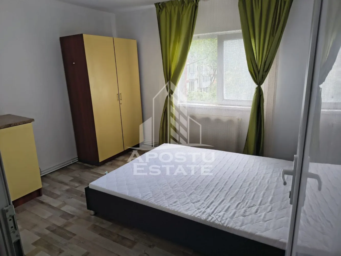 Apartament cu 2 camere CENTRALA PROPRIE in zona Soarelui. Timisoara - Agentia imobiliara APOSTU ESTATE va propune spre inchiriere un apartament cu 2 camere, spatios si luminos, situat in zona Soarelui, o zona linistita si bine pozitionata din Timisoara, potrivit pentru cupluri,familii, sau studenti care isi doresc o locuinta unde sa se simta confortabil si cu acces facil catre scoli, statii de autobuz, supermarketuri , magazine de zona, parcuri.

Suprafata utila: 55 mp
Compartimentare eficienta:
-Hol de acces generos
-Bucatarie complet mobilata si utilata, cu loc de luat masa
-Living luminos si spatios
-Dormitor mobilat si utilat
-Baie prevazuta cu cada

Confort si facilitati:
-Incalzirea apartamentului: colterm
-Apartamentul este complet mobilat si utilat

Localizare:
-Timis,Timisoara, zona Soarelui– acces facil spre magazine, scoli, parcuri si mijloace de transport in comun.

Ideal pentru:
-Cupluri
-Studenti

Disponibilitate: imediata
Pret chirie lunara: 360 euro 
Programeaza o vizionare pentru a-ti putea imagina viitorul aici!
ID intern: CP1888361