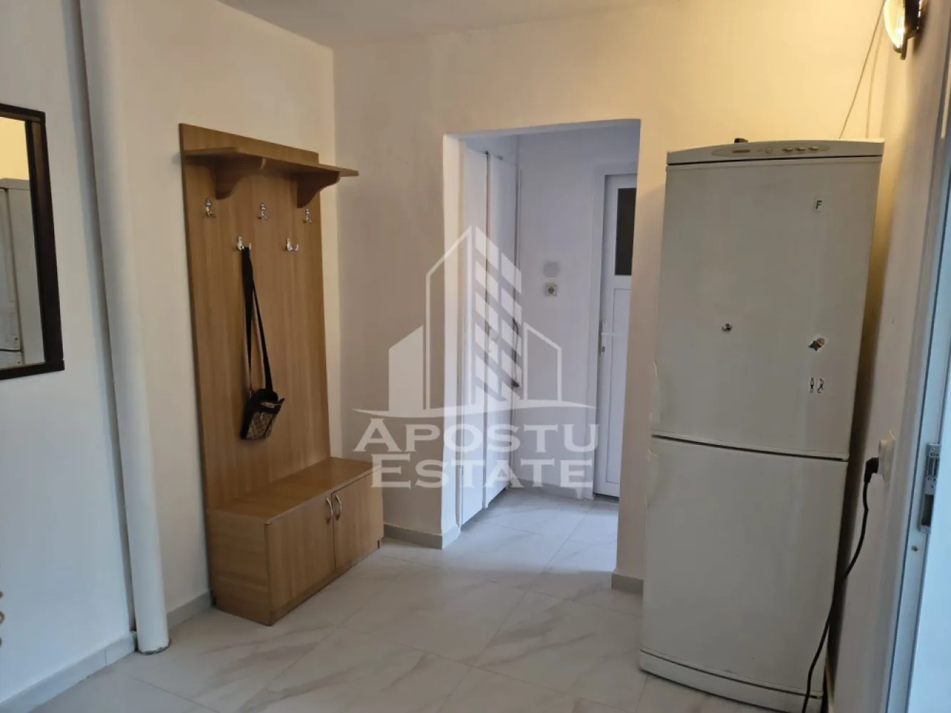 Apartament cu 2 camere CENTRALA PROPRIE in zona Soarelui. Timisoara - Agentia imobiliara APOSTU ESTATE va propune spre inchiriere un apartament cu 2 camere, spatios si luminos, situat in zona Soarelui, o zona linistita si bine pozitionata din Timisoara, potrivit pentru cupluri,familii, sau studenti care isi doresc o locuinta unde sa se simta confortabil si cu acces facil catre scoli, statii de autobuz, supermarketuri , magazine de zona, parcuri.

Suprafata utila: 55 mp
Compartimentare eficienta:
-Hol de acces generos
-Bucatarie complet mobilata si utilata, cu loc de luat masa
-Living luminos si spatios
-Dormitor mobilat si utilat
-Baie prevazuta cu cada

Confort si facilitati:
-Incalzirea apartamentului: colterm
-Apartamentul este complet mobilat si utilat

Localizare:
-Timis,Timisoara, zona Soarelui– acces facil spre magazine, scoli, parcuri si mijloace de transport in comun.

Ideal pentru:
-Cupluri
-Studenti

Disponibilitate: imediata
Pret chirie lunara: 360 euro 
Programeaza o vizionare pentru a-ti putea imagina viitorul aici!
ID intern: CP1888361