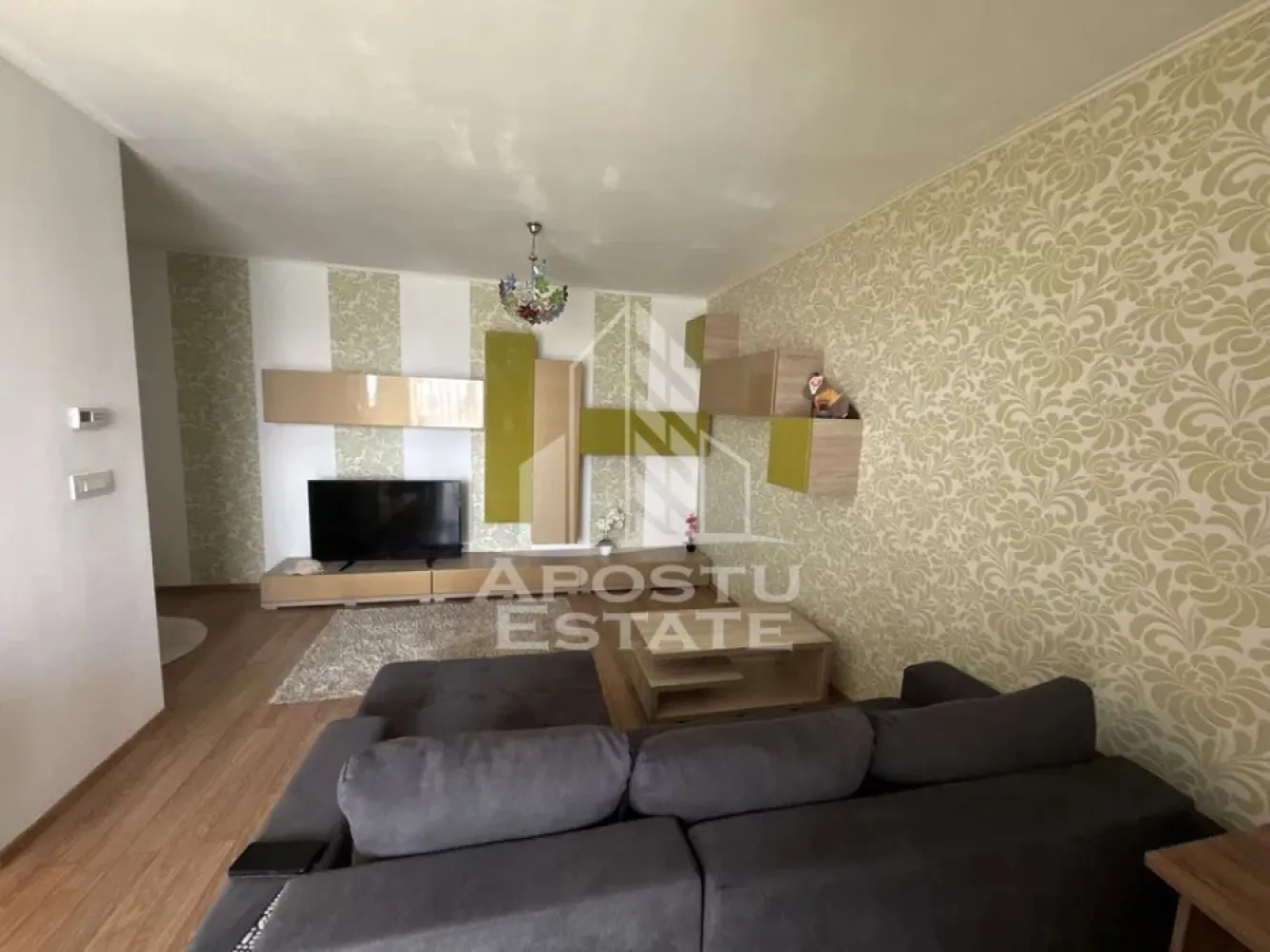 Apartament 2 camere, de inchiriat,Torontalului - Agentia imobiliara APOSTU ESTATE va propune spre inchiriere un apartament cu 2 camere, spatios si luminos, situat in zona Torontalului,o zona linistita si bine pozitionata. potrivit pentru cupluri,familii, sau persoane care isi doresc o locuinta unde sa se simta confortabil.

Suprafata utila: 55 mp
Compartimentare eficienta:
-Hol de acces generos
-Bucatarie complet mobilata si utilata, cu loc de luat masa
-Living luminos si spatios
-Dormitor mobilat si utilat
-Baie prevazuta cu cada

Confort si facilitati:
-Incalzirea apartamentului: centrala proprie
-Apartamentul este complet mobilat si utilat
-Se accepta animale de companie de catre proprietar
-Loc de parcare este extra

Localizare:
-Timis,Torontalului – acces facil spre magazine, supermarketul , scoli, parcuri si mijloace de transport in comun.

Ideal pentru:
-Cupluri
-Persoane singure

Pret chirie lunara: 420Euro
Programeaza o vizionare pentru a-ti putea imagina viitorul aici!
ID intern: CP3198985 !