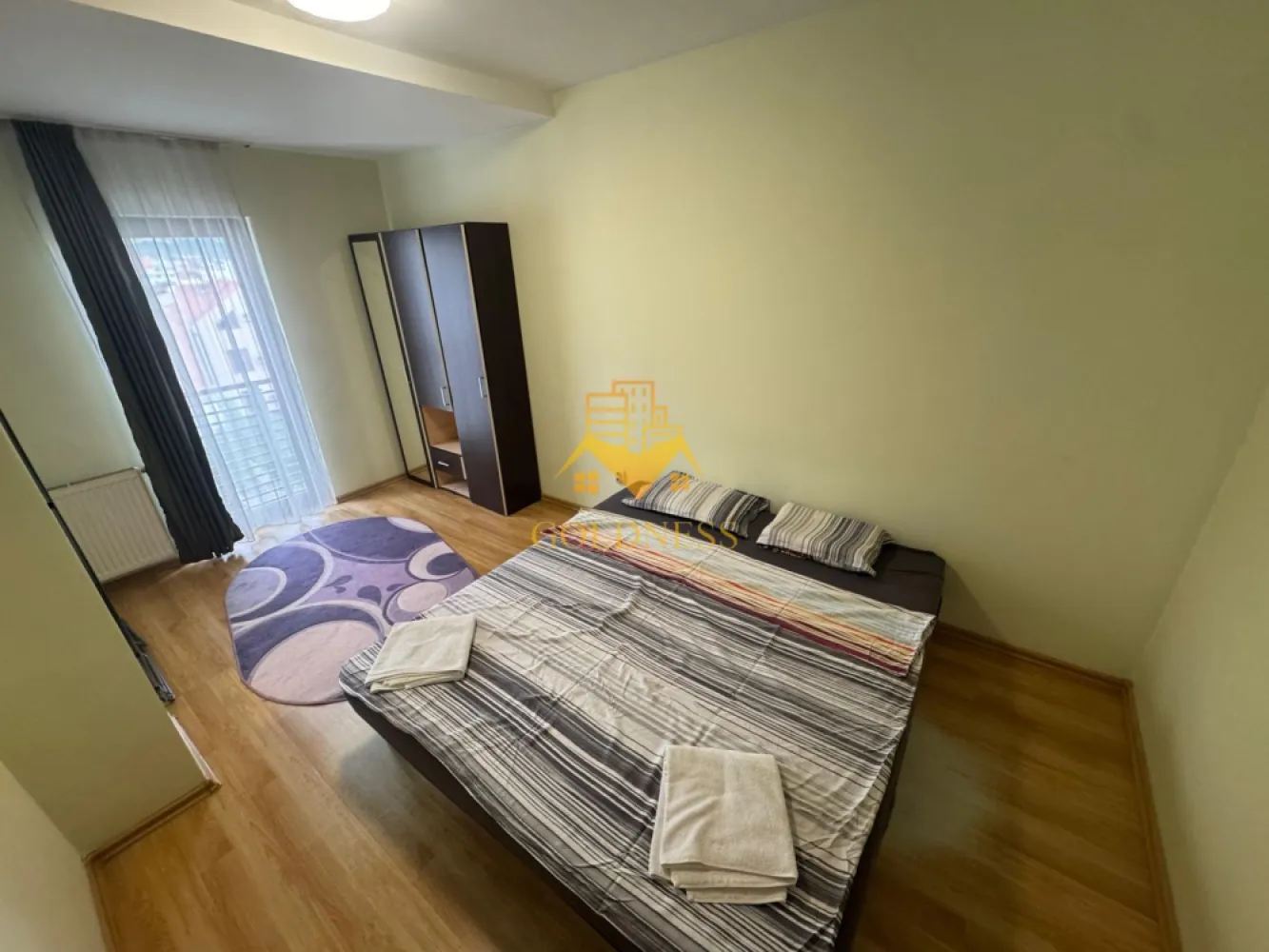 3 camere, garaj, bloc nou, Mihai Viteazul Zona Mc Donald's. Decebal - GOLDNESS Imobiliare vă propune spre închiriere un apartament cu 3 camere complet mobilat și utilat, la etajul 3 într-un imobil de 6 etaje, în Zona Centrala.
Dispune de loc de parcare subterana!
Se află în apropierea stațiilor de transport în comun, magazine, restaurante, spații verzi, farmacii, etc. 

Apartamentul este compartimentat astfel:
 - dormitor cu pat matrimonial, dulap pentru haine, noptiere
- dormitor cu pat matrimonial, dulap pentru haine, noptiere
 - living cu bucatarie open space complet utilată și mobilată, canapea extensibilă, loc de servit masa ( mobila de bucatarie si parchetul o sa fie schimbate)
 - baie cu cada, calorifer port prosop și dulap pentru depozitare.
 - la cerere se poate finisa a 2 a baie.
 - balcon de 6 mp.

Imobilul este dotat cu toate cele necesare- centrală proprie, frigider, aragaz, hotă, mașină de spălat haine, etc. 

Dacă sunteți interesați de acest apartament și doriți să îl vizionați, dar și pentru alte oferte nu ezitați să ne contactați telefonic sau prin e-mail. Vă stăm la dispoziție!
Pentru intermediere se percepe un comision de 50% din prețul chiriei!