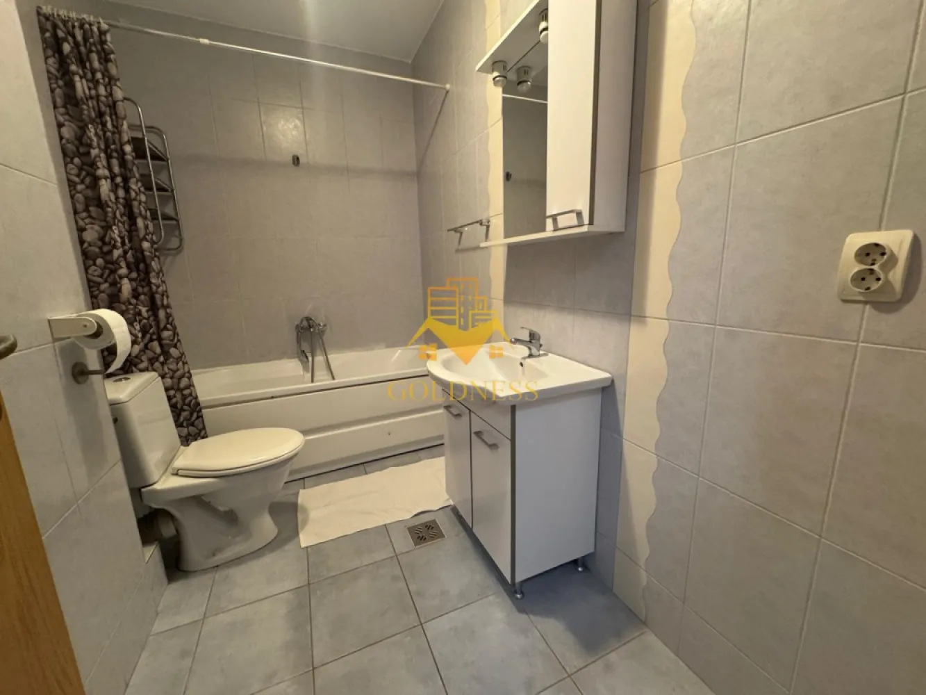 3 camere, garaj, bloc nou, Mihai Viteazul Zona Mc Donald's. Decebal - GOLDNESS Imobiliare vă propune spre închiriere un apartament cu 3 camere complet mobilat și utilat, la etajul 3 într-un imobil de 6 etaje, în Zona Centrala.
Dispune de loc de parcare subterana!
Se află în apropierea stațiilor de transport în comun, magazine, restaurante, spații verzi, farmacii, etc. 

Apartamentul este compartimentat astfel:
 - dormitor cu pat matrimonial, dulap pentru haine, noptiere
- dormitor cu pat matrimonial, dulap pentru haine, noptiere
 - living cu bucatarie open space complet utilată și mobilată, canapea extensibilă, loc de servit masa ( mobila de bucatarie si parchetul o sa fie schimbate)
 - baie cu cada, calorifer port prosop și dulap pentru depozitare.
 - la cerere se poate finisa a 2 a baie.
 - balcon de 6 mp.

Imobilul este dotat cu toate cele necesare- centrală proprie, frigider, aragaz, hotă, mașină de spălat haine, etc. 

Dacă sunteți interesați de acest apartament și doriți să îl vizionați, dar și pentru alte oferte nu ezitați să ne contactați telefonic sau prin e-mail. Vă stăm la dispoziție!
Pentru intermediere se percepe un comision de 50% din prețul chiriei!