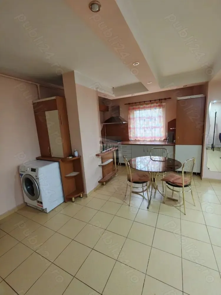 Confort, Spațiu și Independență Termică | Mall Vitan Str. Brândușelor - Cauți un apartament unde să nu ai grija apei calde și să fii la 2 pași de tot ce contează? Această proprietate de pe strada Brândușelor combină avantajele unui bloc solid cu dotările moderne necesare unui stil de viață relaxat. 🏠 Detalii Care Fac Diferența: Independență Totală: Dotat cu Centrală Proprie pe Gaz. Adio probleme cu încălzirea sau apa caldă! Suprafață Generoasă: 64 mp utili, compartimentare decomandată, oferind intimitate și spațiu real de mișcare. Etaj Ideal: Situat la etajul 2 din 4 – „etajul de aur” în imobiliare. Bloc Solid: Construcție 1991 (structură rezistentă, compartimentare modernă). Climatizare: Aer condiționat inclus pentru confort sporit în timpul verii. 📍 Locație de Top: Ești situat pe strada Brândușelor, o zonă verde și surprinzător de liniștită, deși te afli la doar câteva minute de mers pe jos de: București Mall Vitan (shopping, cinema, food court). Acces rapid către Timpuri Noi și Mihai Bravu. Supermarketuri, cafenele și clinici medicale în proximitate. 🛋️ Dotări & Stare: Apartamentul se închiriază complet mobilat și utilat, fiind pregătit pentru mutare imediată. Este un spațiu curat, bine întreținut, ideal pentru un cuplu sau un profesionist care lucrează de acasă și are nevoie de o cameră separată pentru birou. ✅ Disponibilitate: Imediată Sună acum pentru a programa o vizionare. Un apartament cu centrală proprie în această zonă se închiriază de obicei în primele 48 de ore! #ChirieVitan #Apartament2Camere #DirectProprietar #CentralaProprie #Brandusilor #BucurestiMall #ChirieBucuresti #Sector3 #ApartamentDecomandat #FaraComision }}