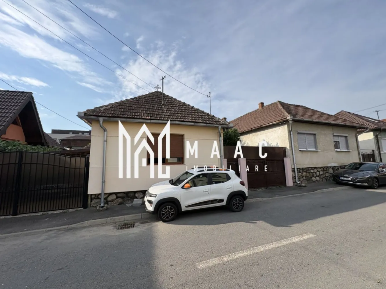 Casă 3 camere de vânzare | Lupeni, Sibiu | garaj, pivniță - Casă individuală cu 3 camere în zona Lupeni din Sibiu, cu 85 mp utili și teren de 275 mp, potrivită pentru cei care caută curte proprie și spații anexe utile.

Detalii proprietate:
• Casă individuală cu suprafață utilă de 85 mp și teren de 275 mp
• 3 camere, 1 baie și 1 bucătărie
• Interiorul necesită renovare
• An construcție 1970
• Structură din cărămidă și acoperiș din țiglă
• 2 locuri de parcare
• Pivniță de 30 mp și garaj de 35 mp
• Compartimentare existentă: cameră de 20,3 mp, cameră de 14 mp, cameră de 22,5 mp, hol de 5 mp, baie cu geam de 4 mp și bucătărie de 6 mp

Casa este situată în zona Lupeni din Sibiu. Curtea proprie, garajul și pivnița adaugă spațiu util pentru organizarea locuirii, depozitare și parcare în cadrul aceleiași proprietăți.

Contactați-ne pentru o vizionare și pentru mai multe detalii despre proprietate. Cod anunț CP3197030.