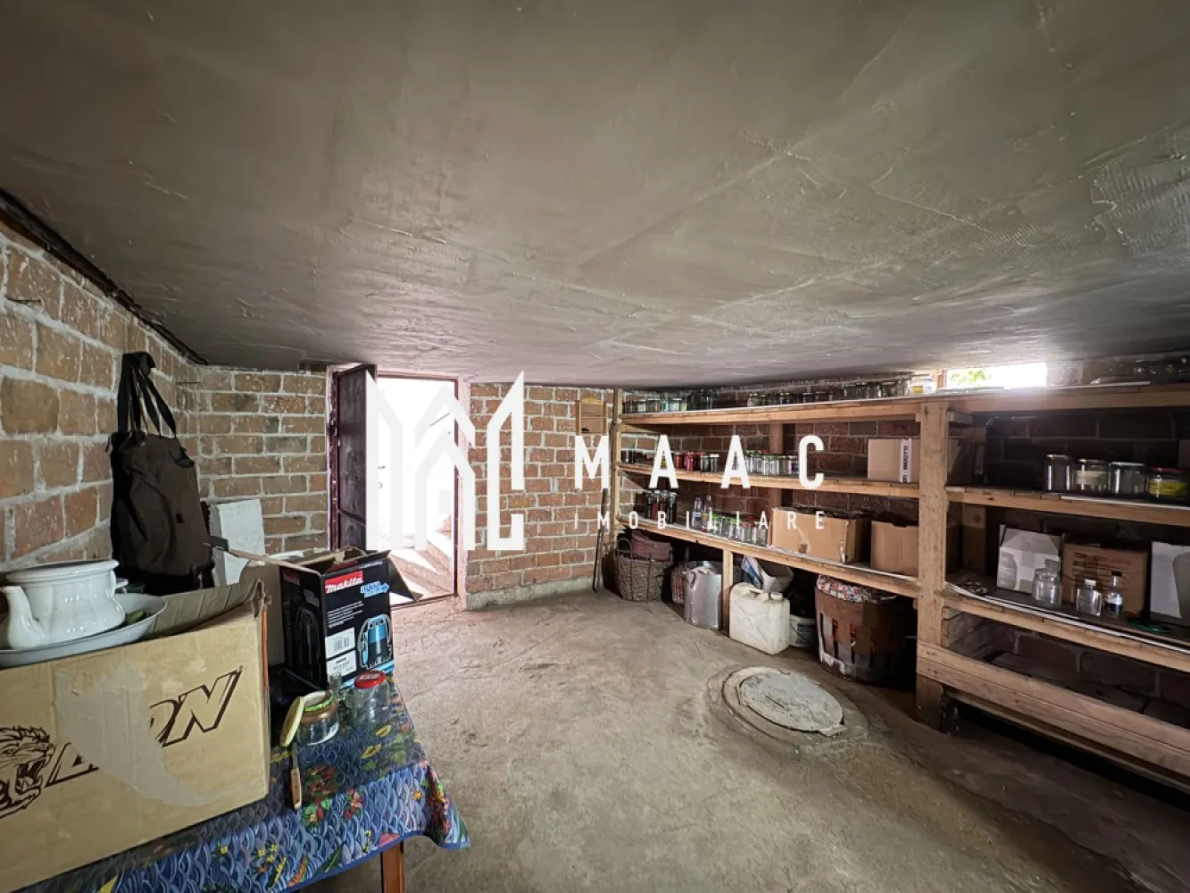 Casă 3 camere de vânzare | Lupeni, Sibiu | garaj, pivniță - Casă individuală cu 3 camere în zona Lupeni din Sibiu, cu 85 mp utili și teren de 275 mp, potrivită pentru cei care caută curte proprie și spații anexe utile.

Detalii proprietate:
• Casă individuală cu suprafață utilă de 85 mp și teren de 275 mp
• 3 camere, 1 baie și 1 bucătărie
• Interiorul necesită renovare
• An construcție 1970
• Structură din cărămidă și acoperiș din țiglă
• 2 locuri de parcare
• Pivniță de 30 mp și garaj de 35 mp
• Compartimentare existentă: cameră de 20,3 mp, cameră de 14 mp, cameră de 22,5 mp, hol de 5 mp, baie cu geam de 4 mp și bucătărie de 6 mp

Casa este situată în zona Lupeni din Sibiu. Curtea proprie, garajul și pivnița adaugă spațiu util pentru organizarea locuirii, depozitare și parcare în cadrul aceleiași proprietăți.

Contactați-ne pentru o vizionare și pentru mai multe detalii despre proprietate. Cod anunț CP3197030.