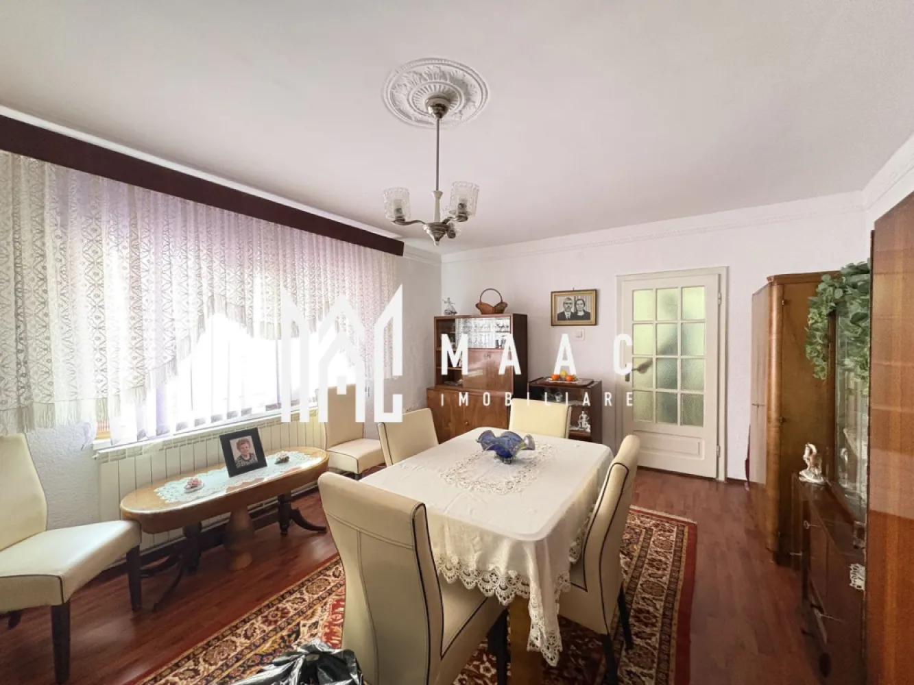 Casă 3 camere de vânzare | Lupeni, Sibiu | garaj, pivniță - Casă individuală cu 3 camere în zona Lupeni din Sibiu, cu 85 mp utili și teren de 275 mp, potrivită pentru cei care caută curte proprie și spații anexe utile.

Detalii proprietate:
• Casă individuală cu suprafață utilă de 85 mp și teren de 275 mp
• 3 camere, 1 baie și 1 bucătărie
• Interiorul necesită renovare
• An construcție 1970
• Structură din cărămidă și acoperiș din țiglă
• 2 locuri de parcare
• Pivniță de 30 mp și garaj de 35 mp
• Compartimentare existentă: cameră de 20,3 mp, cameră de 14 mp, cameră de 22,5 mp, hol de 5 mp, baie cu geam de 4 mp și bucătărie de 6 mp

Casa este situată în zona Lupeni din Sibiu. Curtea proprie, garajul și pivnița adaugă spațiu util pentru organizarea locuirii, depozitare și parcare în cadrul aceleiași proprietăți.

Contactați-ne pentru o vizionare și pentru mai multe detalii despre proprietate. Cod anunț CP3197030.