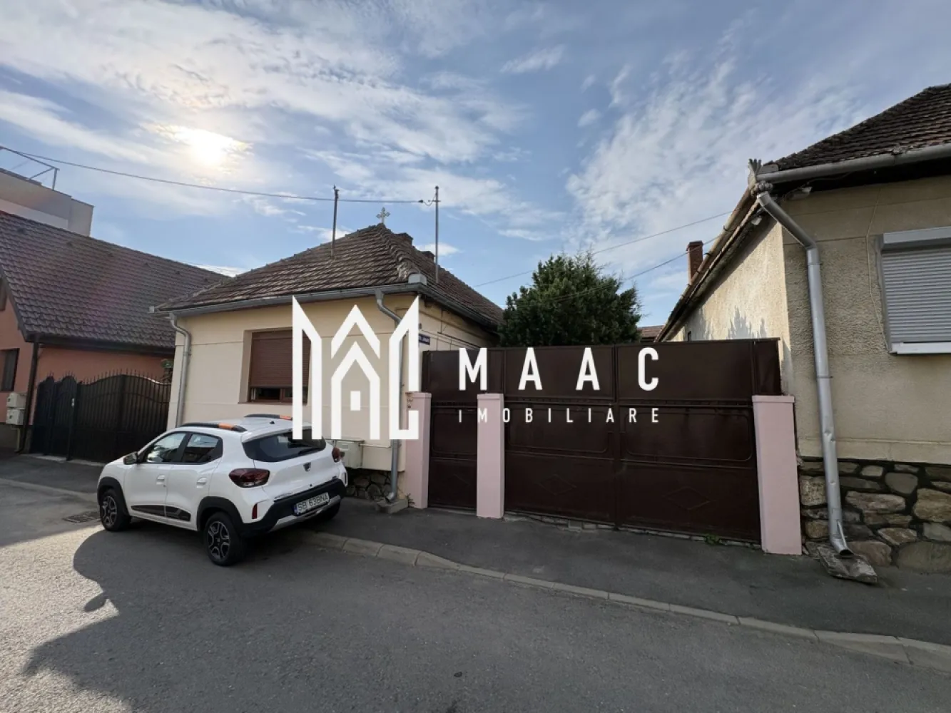 Casă 3 camere de vânzare | Lupeni, Sibiu | garaj, pivniță - Casă individuală cu 3 camere în zona Lupeni din Sibiu, cu 85 mp utili și teren de 275 mp, potrivită pentru cei care caută curte proprie și spații anexe utile.

Detalii proprietate:
• Casă individuală cu suprafață utilă de 85 mp și teren de 275 mp
• 3 camere, 1 baie și 1 bucătărie
• Interiorul necesită renovare
• An construcție 1970
• Structură din cărămidă și acoperiș din țiglă
• 2 locuri de parcare
• Pivniță de 30 mp și garaj de 35 mp
• Compartimentare existentă: cameră de 20,3 mp, cameră de 14 mp, cameră de 22,5 mp, hol de 5 mp, baie cu geam de 4 mp și bucătărie de 6 mp

Casa este situată în zona Lupeni din Sibiu. Curtea proprie, garajul și pivnița adaugă spațiu util pentru organizarea locuirii, depozitare și parcare în cadrul aceleiași proprietăți.

Contactați-ne pentru o vizionare și pentru mai multe detalii despre proprietate. Cod anunț CP3197030.
