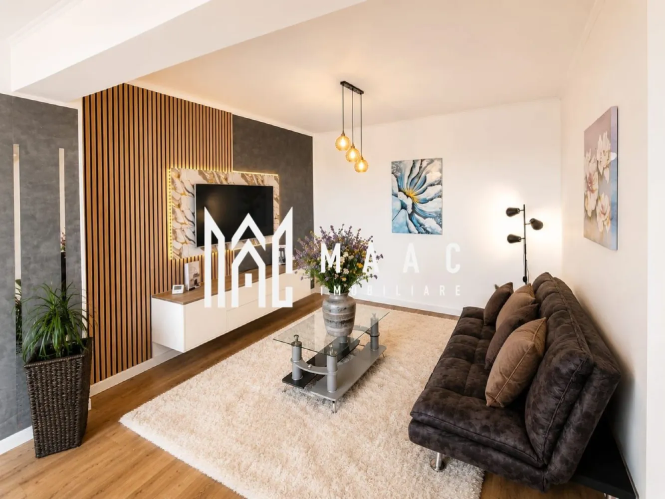Apartament de vânzare 2 camere | Șelimbăr, Sibiu | 64 mp, etaj 8 - Apartament de vânzare cu 2 camere în Șelimbăr, aproape de Sibiu, cu 64 mp utili, compartimentare decomandată și vedere panoramică, potrivit pentru locuire confortabilă într-un imobil construit în 2010.

Detalii proprietate:
• 64 mp utili, apartament decomandat, ultrafinisat
• Compartimentare cu 1 dormitor, 1 living, bucătărie închisă și 1 baie
• Baie cu cabină și geam pentru ventilare naturală
• Etaj 8 din 11, cu lift modern
• 1 balcon și 1 loc de parcare inclus
• Orientare Sud-Est
• Centrală termică Vaillant
• Geamuri termopan Tripan Salamander cu protecție UV
• Izolație termică cu vată minerală bazaltică de 15 cm

Poziționarea în Șelimbăr oferă acces facil către punctele de interes, iar amplasarea la etaj înalt completează apartamentul cu o priveliște panoramică deosebită. Configurația cu bucătărie închisă și finisajele existente îl fac ușor de folosit din prima zi.

Cod anunț CP3198244. Contactați-ne pentru o vizionare și pentru detalii suplimentare.
