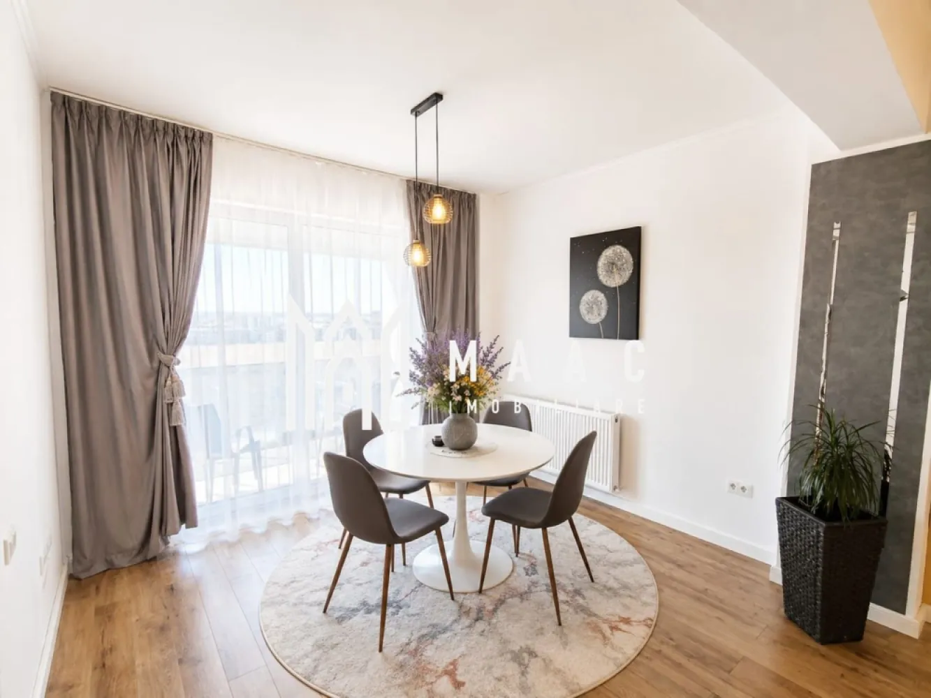 Apartament de vânzare 2 camere | Șelimbăr, Sibiu | 64 mp, etaj 8 - Apartament de vânzare cu 2 camere în Șelimbăr, aproape de Sibiu, cu 64 mp utili, compartimentare decomandată și vedere panoramică, potrivit pentru locuire confortabilă într-un imobil construit în 2010.

Detalii proprietate:
• 64 mp utili, apartament decomandat, ultrafinisat
• Compartimentare cu 1 dormitor, 1 living, bucătărie închisă și 1 baie
• Baie cu cabină și geam pentru ventilare naturală
• Etaj 8 din 11, cu lift modern
• 1 balcon și 1 loc de parcare inclus
• Orientare Sud-Est
• Centrală termică Vaillant
• Geamuri termopan Tripan Salamander cu protecție UV
• Izolație termică cu vată minerală bazaltică de 15 cm

Poziționarea în Șelimbăr oferă acces facil către punctele de interes, iar amplasarea la etaj înalt completează apartamentul cu o priveliște panoramică deosebită. Configurația cu bucătărie închisă și finisajele existente îl fac ușor de folosit din prima zi.

Cod anunț CP3198244. Contactați-ne pentru o vizionare și pentru detalii suplimentare.
