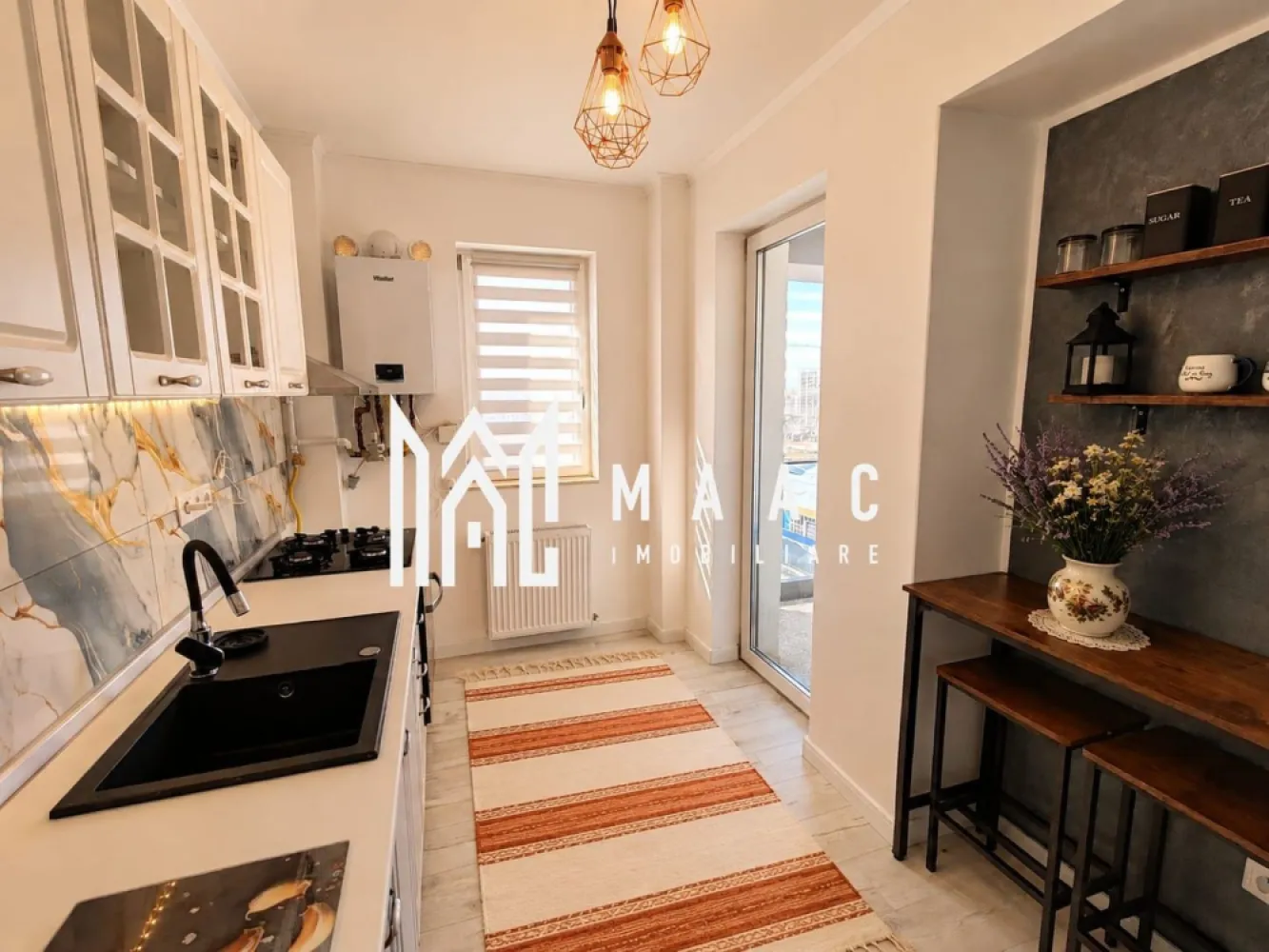 Apartament de vânzare 2 camere | Șelimbăr, Sibiu | 64 mp, etaj 8 - Apartament de vânzare cu 2 camere în Șelimbăr, aproape de Sibiu, cu 64 mp utili, compartimentare decomandată și vedere panoramică, potrivit pentru locuire confortabilă într-un imobil construit în 2010.

Detalii proprietate:
• 64 mp utili, apartament decomandat, ultrafinisat
• Compartimentare cu 1 dormitor, 1 living, bucătărie închisă și 1 baie
• Baie cu cabină și geam pentru ventilare naturală
• Etaj 8 din 11, cu lift modern
• 1 balcon și 1 loc de parcare inclus
• Orientare Sud-Est
• Centrală termică Vaillant
• Geamuri termopan Tripan Salamander cu protecție UV
• Izolație termică cu vată minerală bazaltică de 15 cm

Poziționarea în Șelimbăr oferă acces facil către punctele de interes, iar amplasarea la etaj înalt completează apartamentul cu o priveliște panoramică deosebită. Configurația cu bucătărie închisă și finisajele existente îl fac ușor de folosit din prima zi.

Cod anunț CP3198244. Contactați-ne pentru o vizionare și pentru detalii suplimentare.