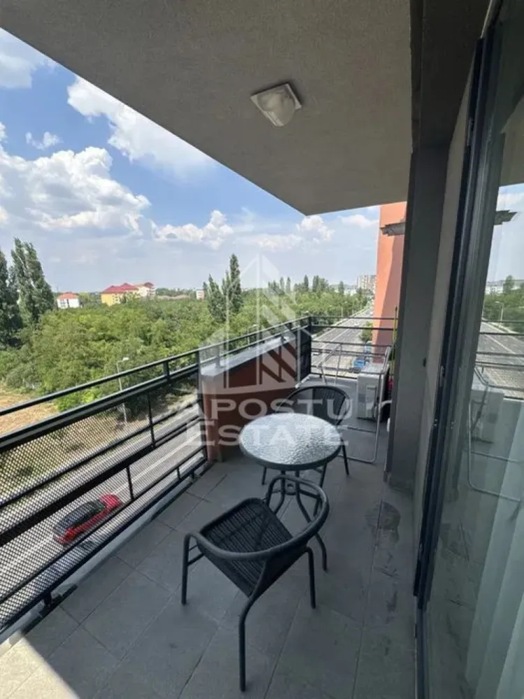 Apartament 2 camere, de inchiriat,Torontalului - Agentia imobiliara APOSTU ESTATE va propune spre inchiriere un apartament cu 2 camere, spatios si luminos, situat in zona Torontalului,o zona linistita si bine pozitionata. potrivit pentru cupluri,familii, sau persoane care isi doresc o locuinta unde sa se simta confortabil.

Suprafata utila: 55 mp
Compartimentare eficienta:
-Hol de acces generos
-Bucatarie complet mobilata si utilata, cu loc de luat masa
-Living luminos si spatios
-Dormitor mobilat si utilat
-Baie prevazuta cu cada

Confort si facilitati:
-Incalzirea apartamentului: centrala proprie
-Apartamentul este complet mobilat si utilat
-Se accepta animale de companie de catre proprietar
-Loc de parcare este extra

Localizare:
-Timis,Torontalului – acces facil spre magazine, supermarketul , scoli, parcuri si mijloace de transport in comun.

Ideal pentru:
-Cupluri
-Persoane singure

Pret chirie lunara: 420Euro
Programeaza o vizionare pentru a-ti putea imagina viitorul aici!
ID intern: CP3198985 !